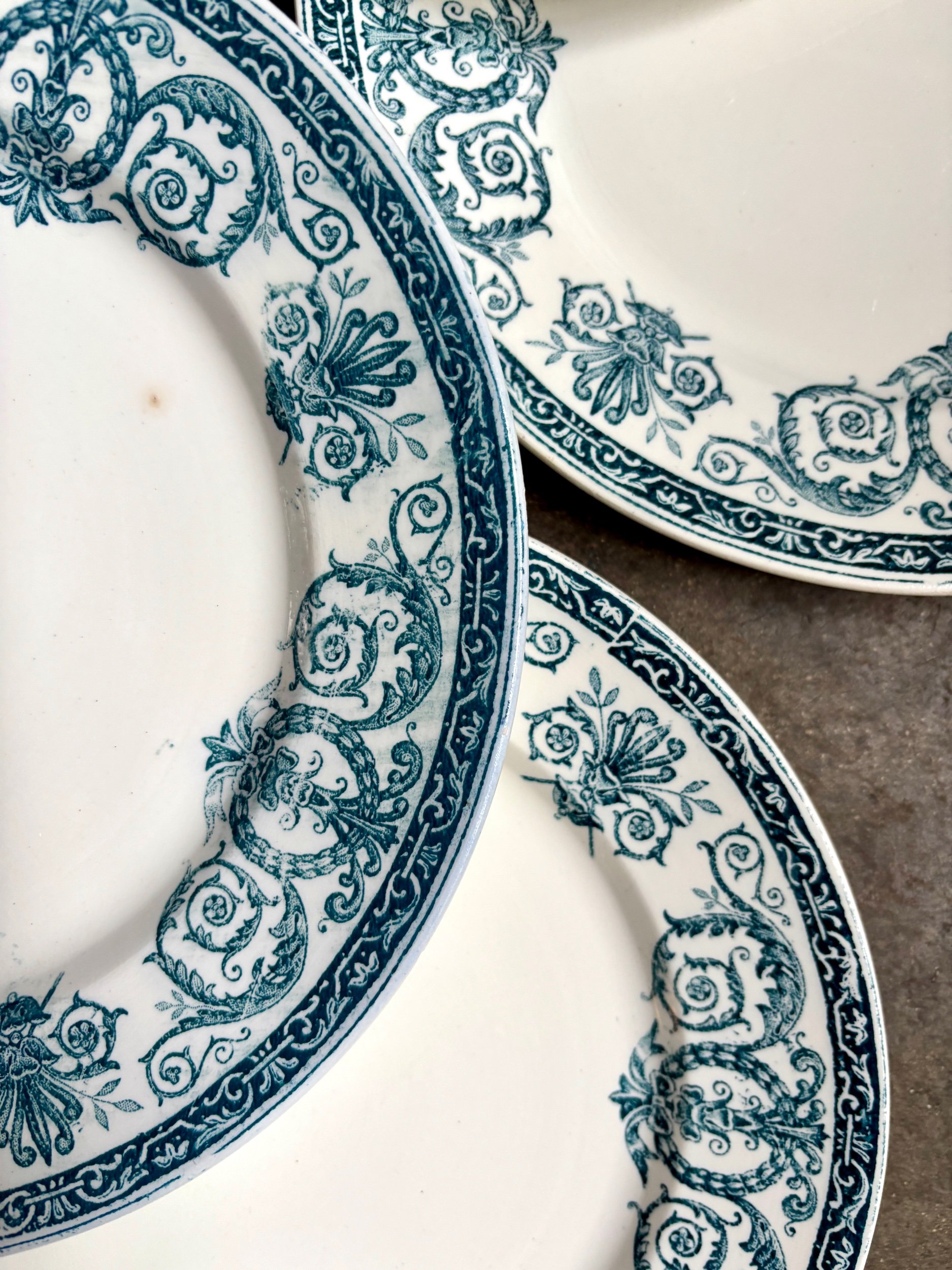 assiettes-plates-leon-graves-marie-louise-terre-fer-bleu-vaisselle-vintage-axs-design-paris-france