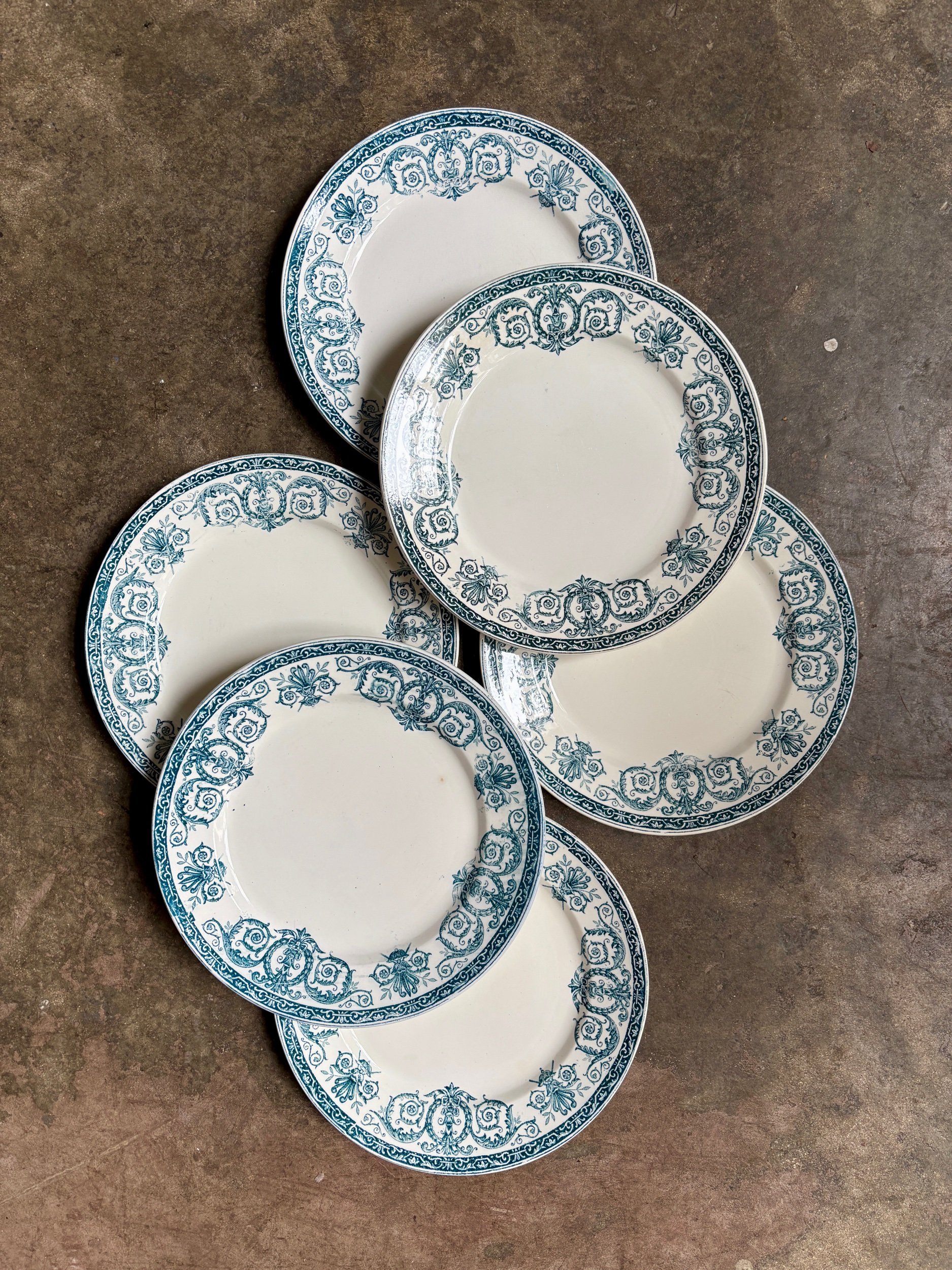 assiettes-plates-leon-graves-marie-louise-terre-fer-bleu-vaisselle-vintage-axs-design-paris-france