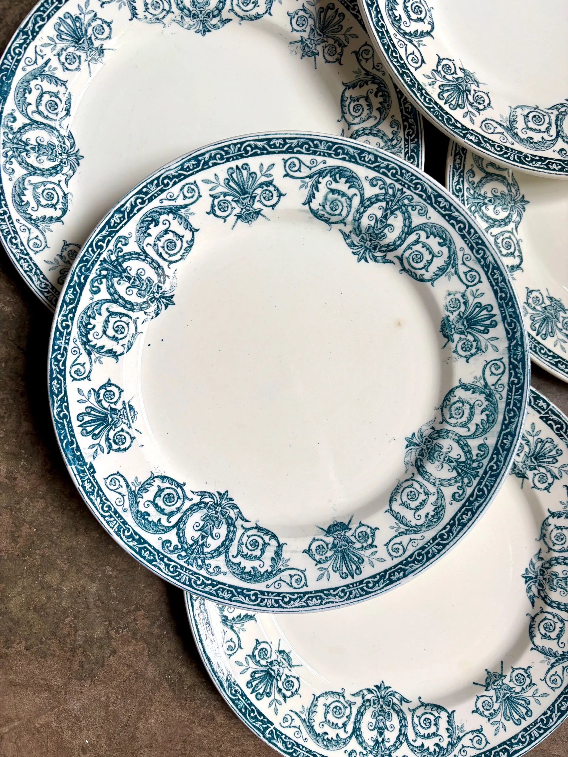 assiettes-plates-leon-graves-marie-louise-terre-fer-bleu-vaisselle-vintage-axs-design-paris-france