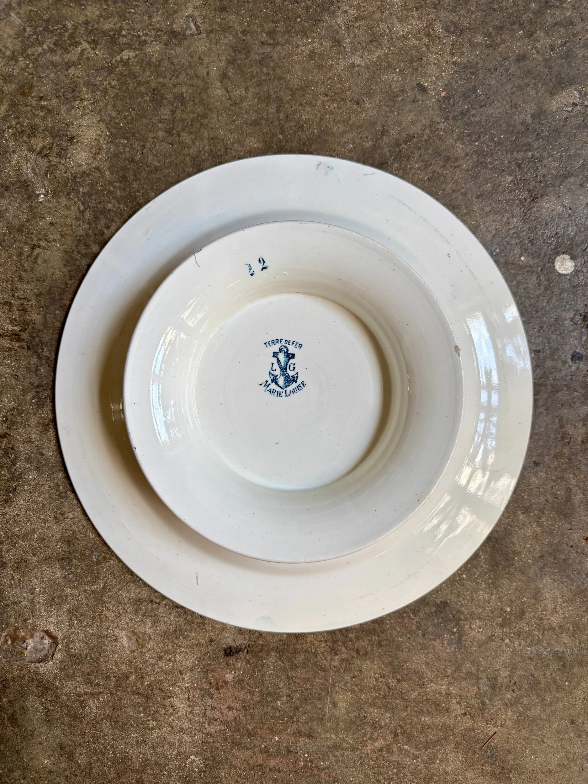 assiette-gateau-leon-graves-marie-louise-terre-fer-bleu-vaisselle-vintage-axs-design-paris-france