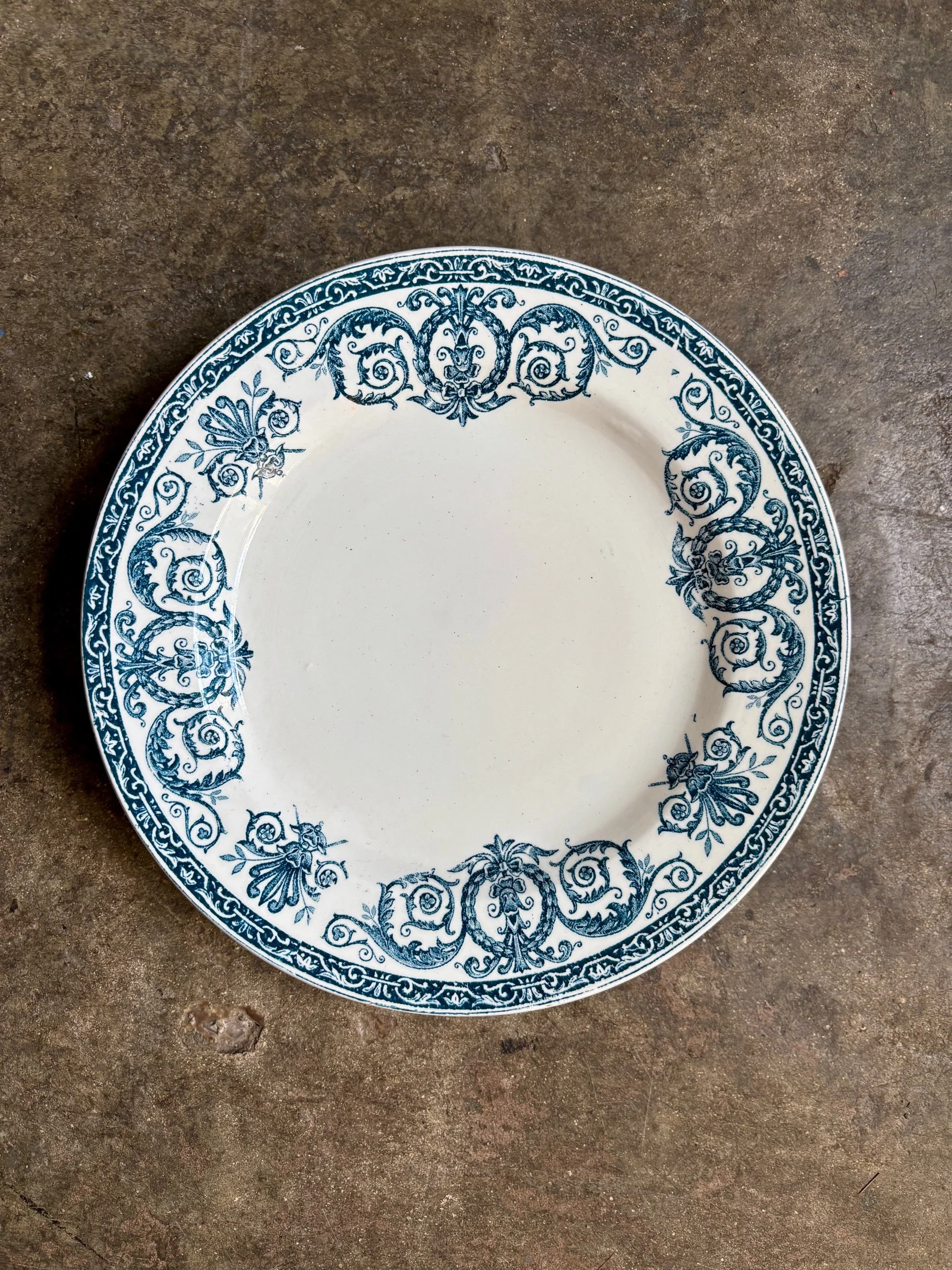 Assiette à gâteau Léon Graves en terre de fer, service "Marie-Louise"