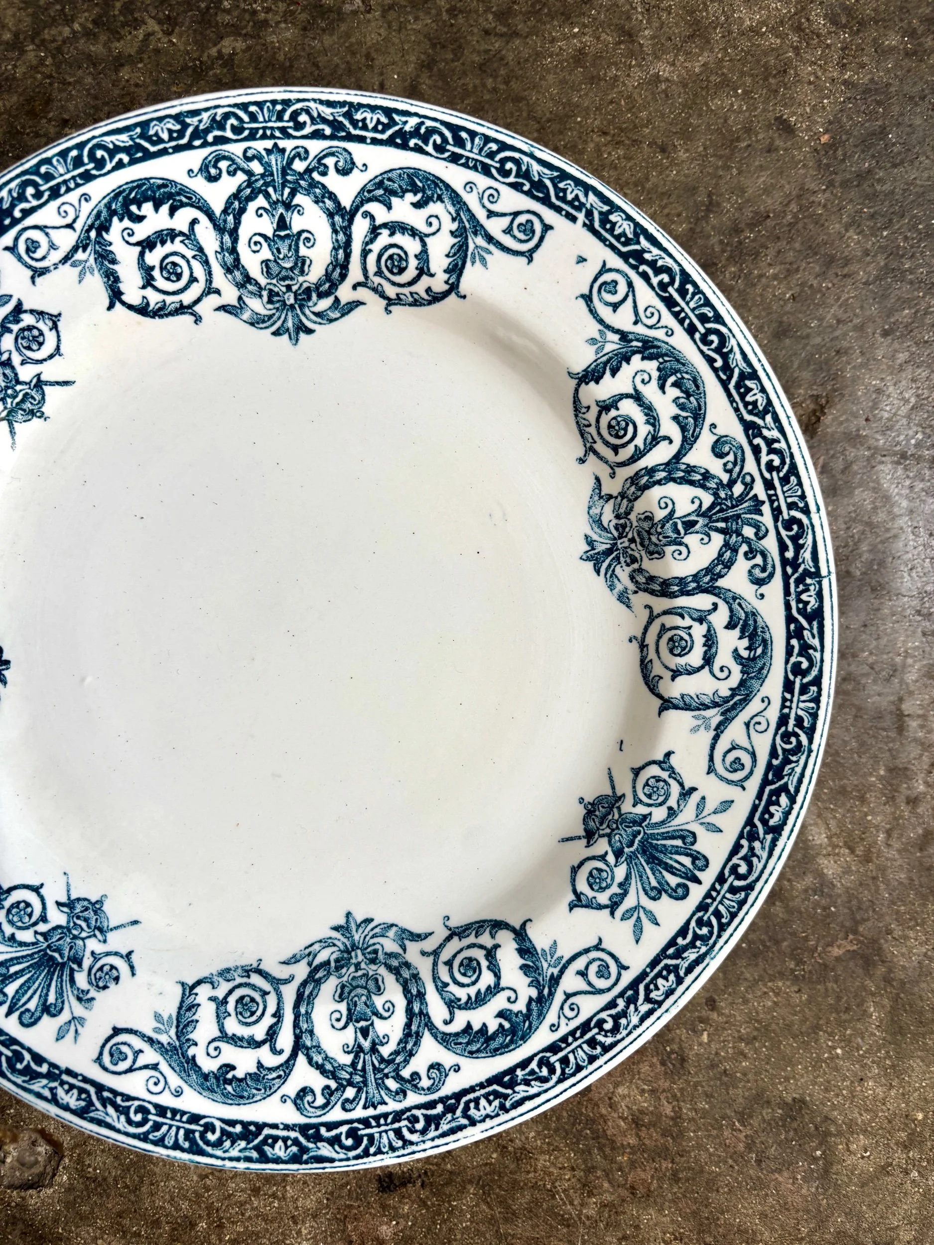 assiette-gateau-leon-graves-marie-louise-terre-fer-bleu-vaisselle-vintage-axs-design-paris-france
