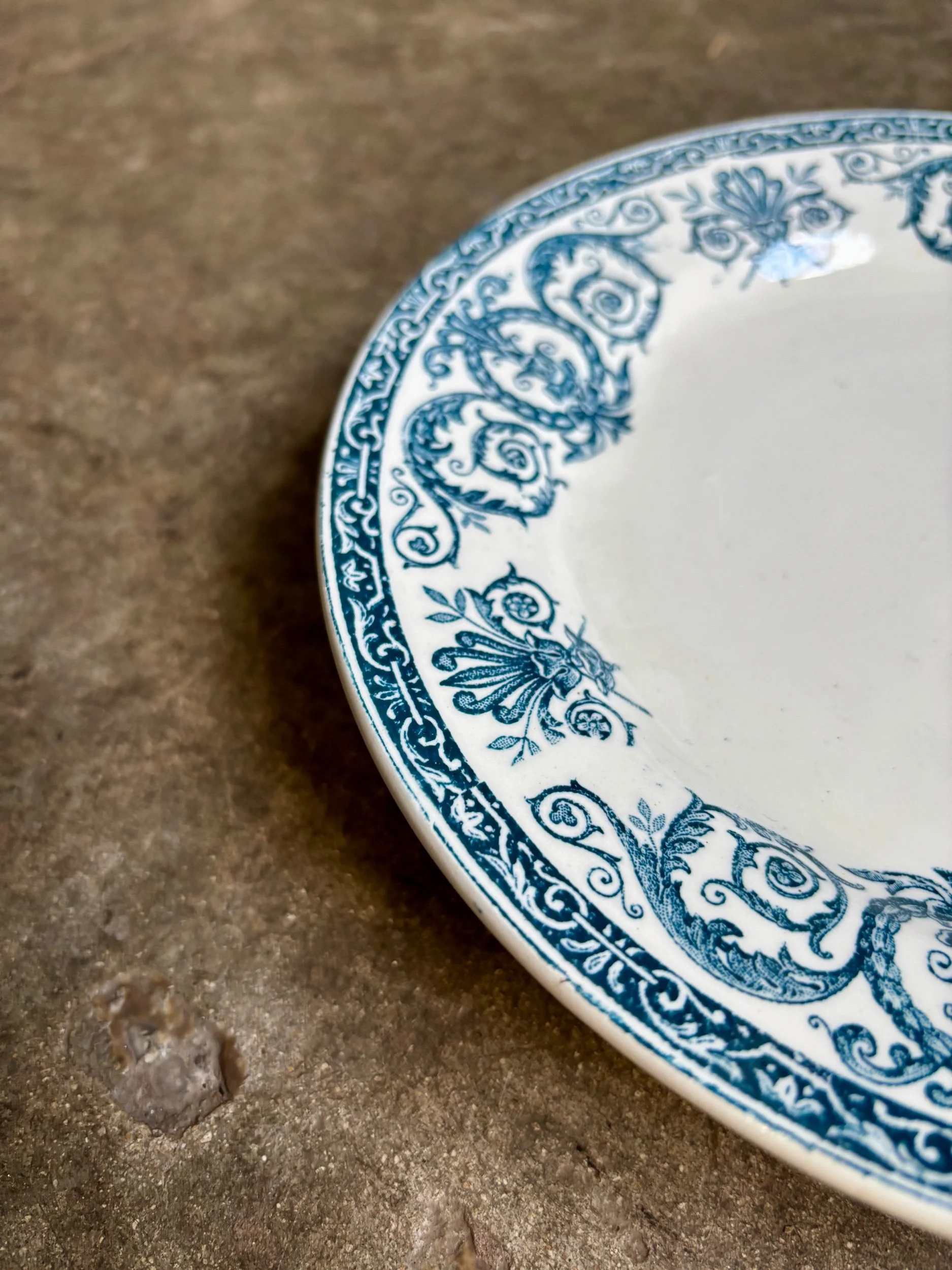 assiette-gateau-leon-graves-marie-louise-terre-fer-bleu-vaisselle-vintage-axs-design-paris-france