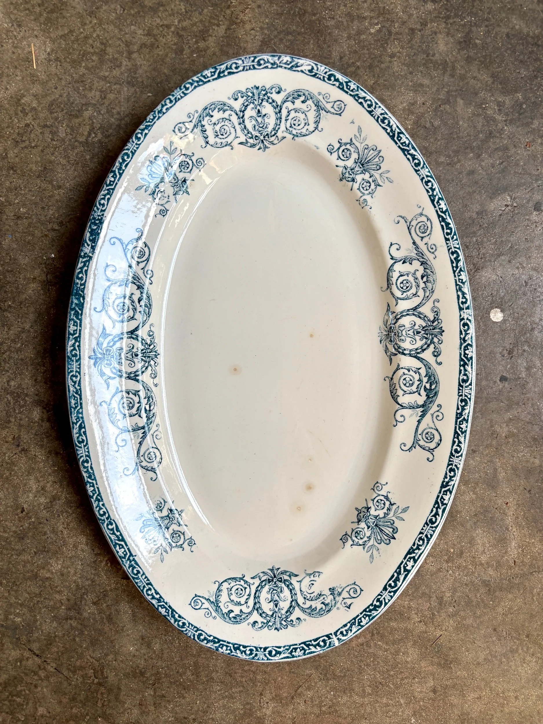 plat-ovale-leon-graves-marie-louise-terre-fer-bleu-vaisselle-vintage-axs-design-paris-france