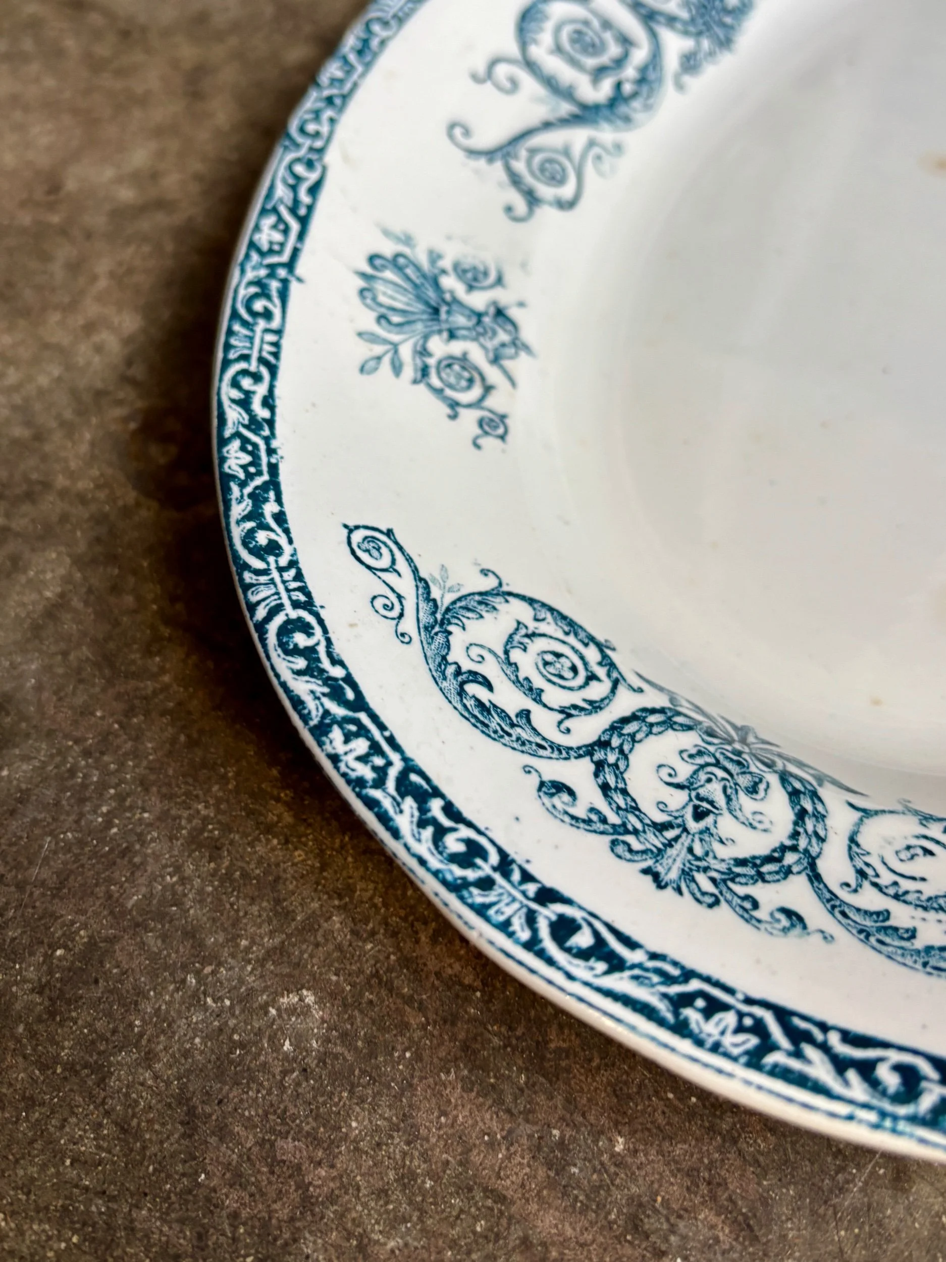 plat-ovale-leon-graves-marie-louise-terre-fer-bleu-vaisselle-vintage-axs-design-paris-france