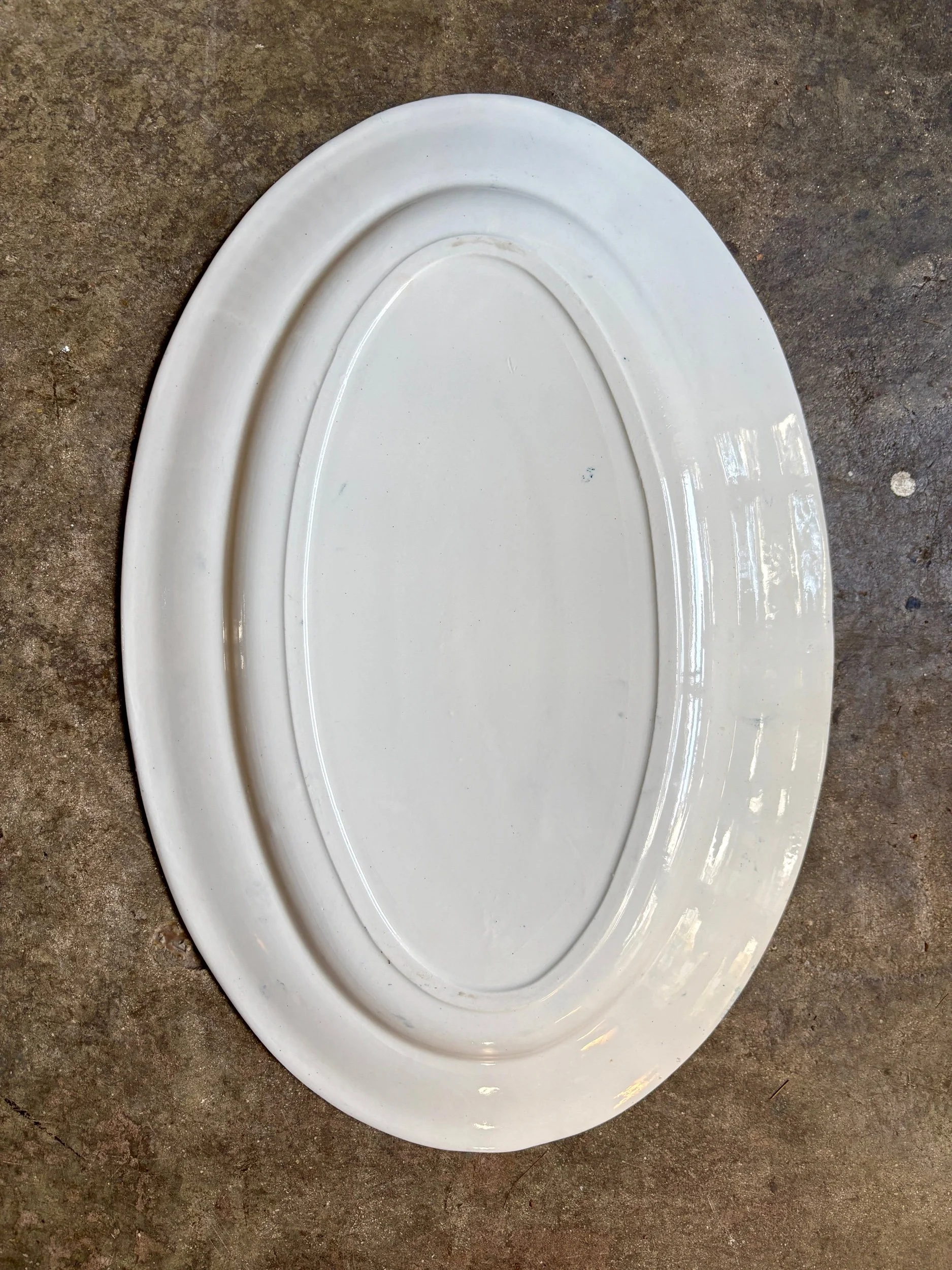 plat-ovale-leon-graves-marie-louise-terre-fer-bleu-vaisselle-vintage-axs-design-paris-france