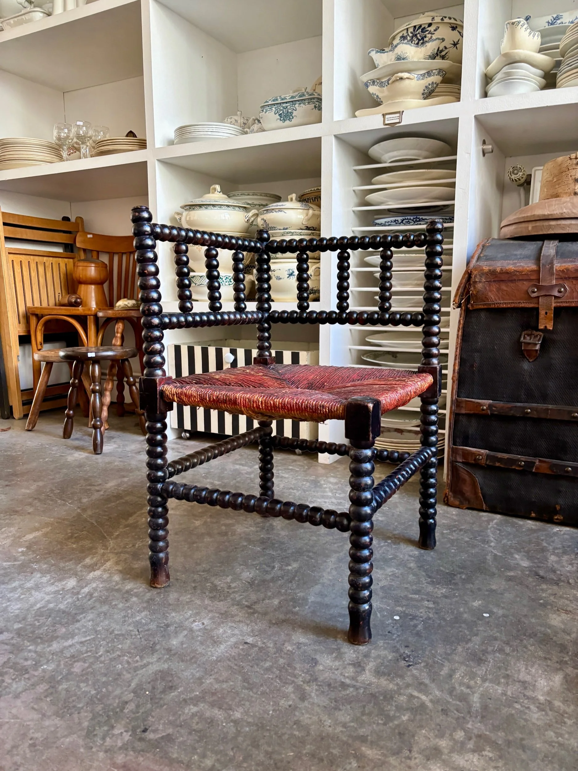 chaise-coin-bois-tourne-bobine-noir-paille-assise-vintage-axs-design-paris-france