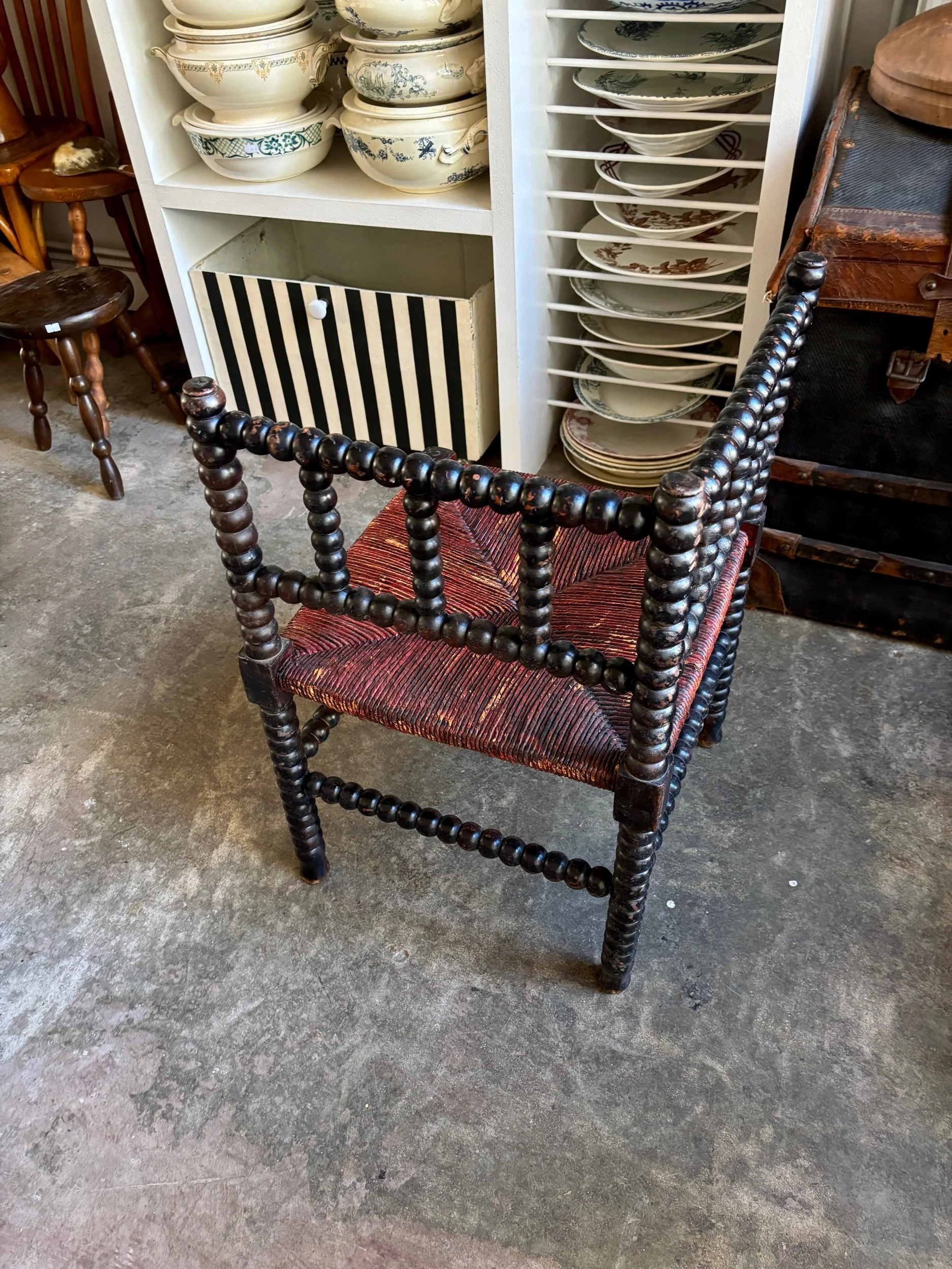 chaise-coin-bois-tourne-bobine-noir-paille-assise-vintage-axs-design-paris-france