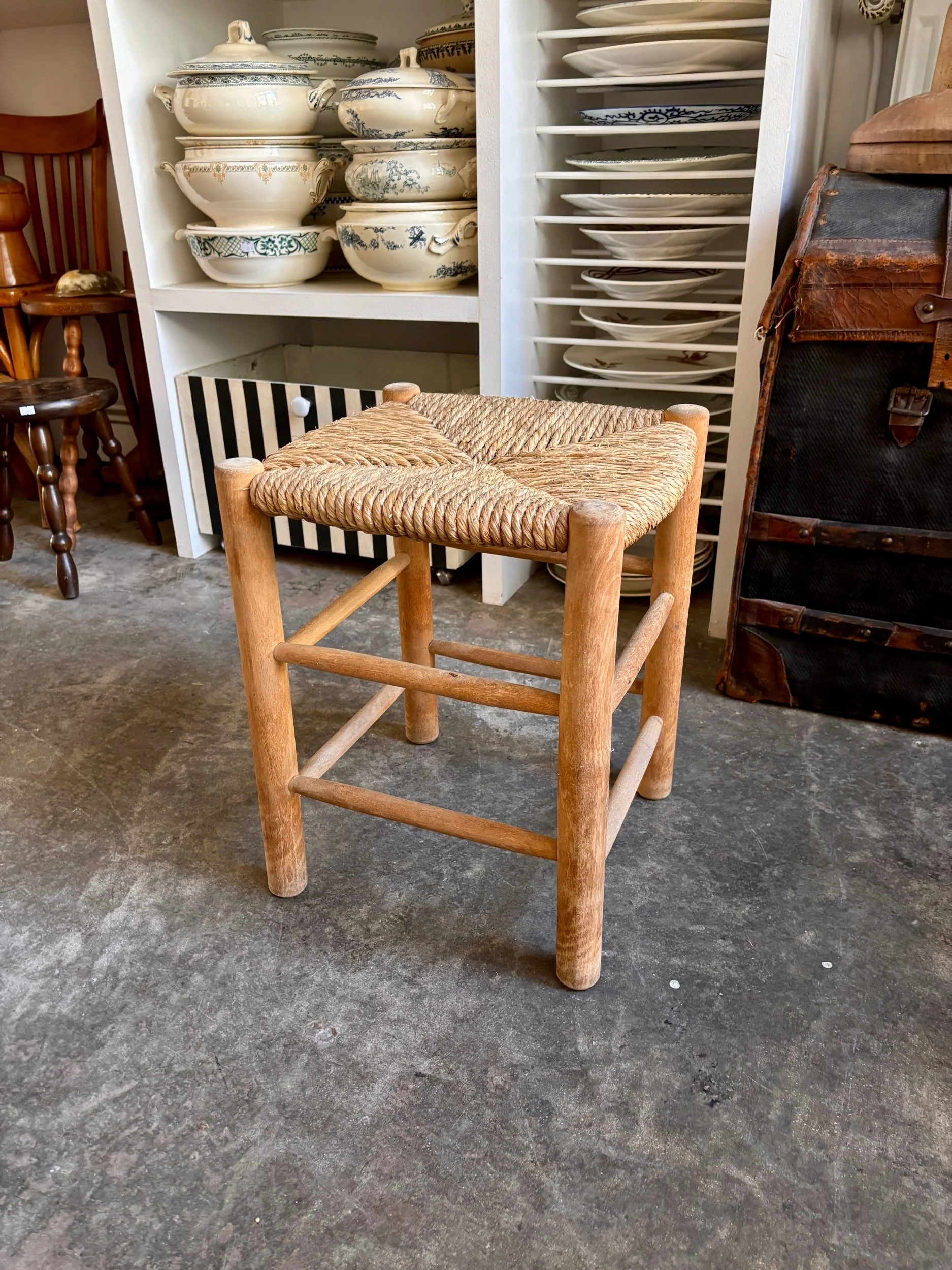 Tabouret en bois et paille