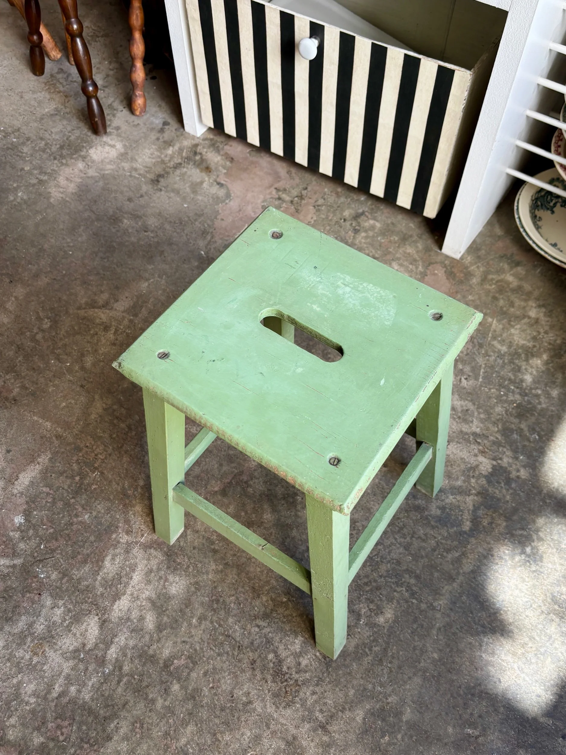 tabouret-bois-vert-assise-vintage-axs-design-paris-france