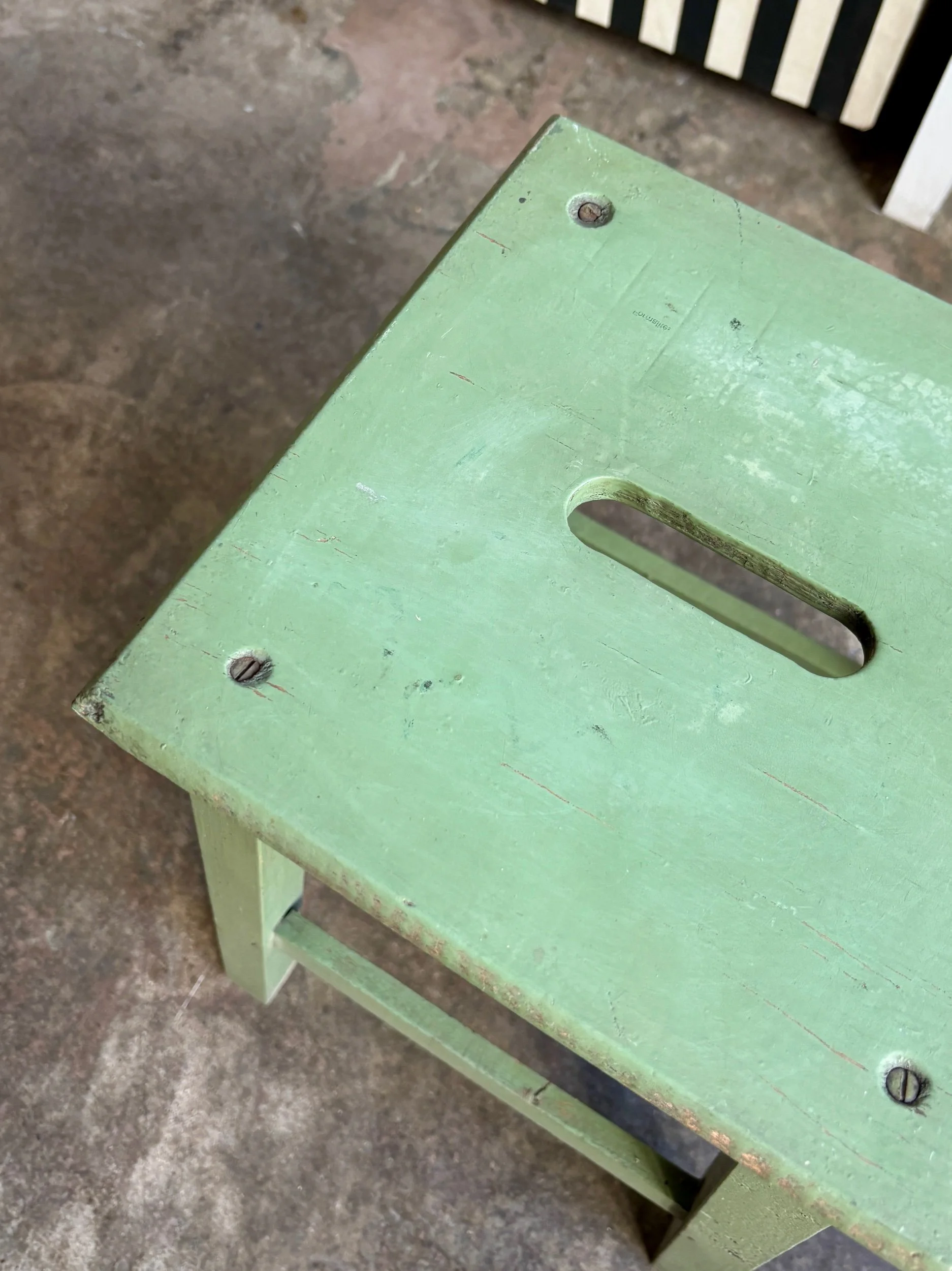 tabouret-bois-vert-assise-vintage-axs-design-paris-france
