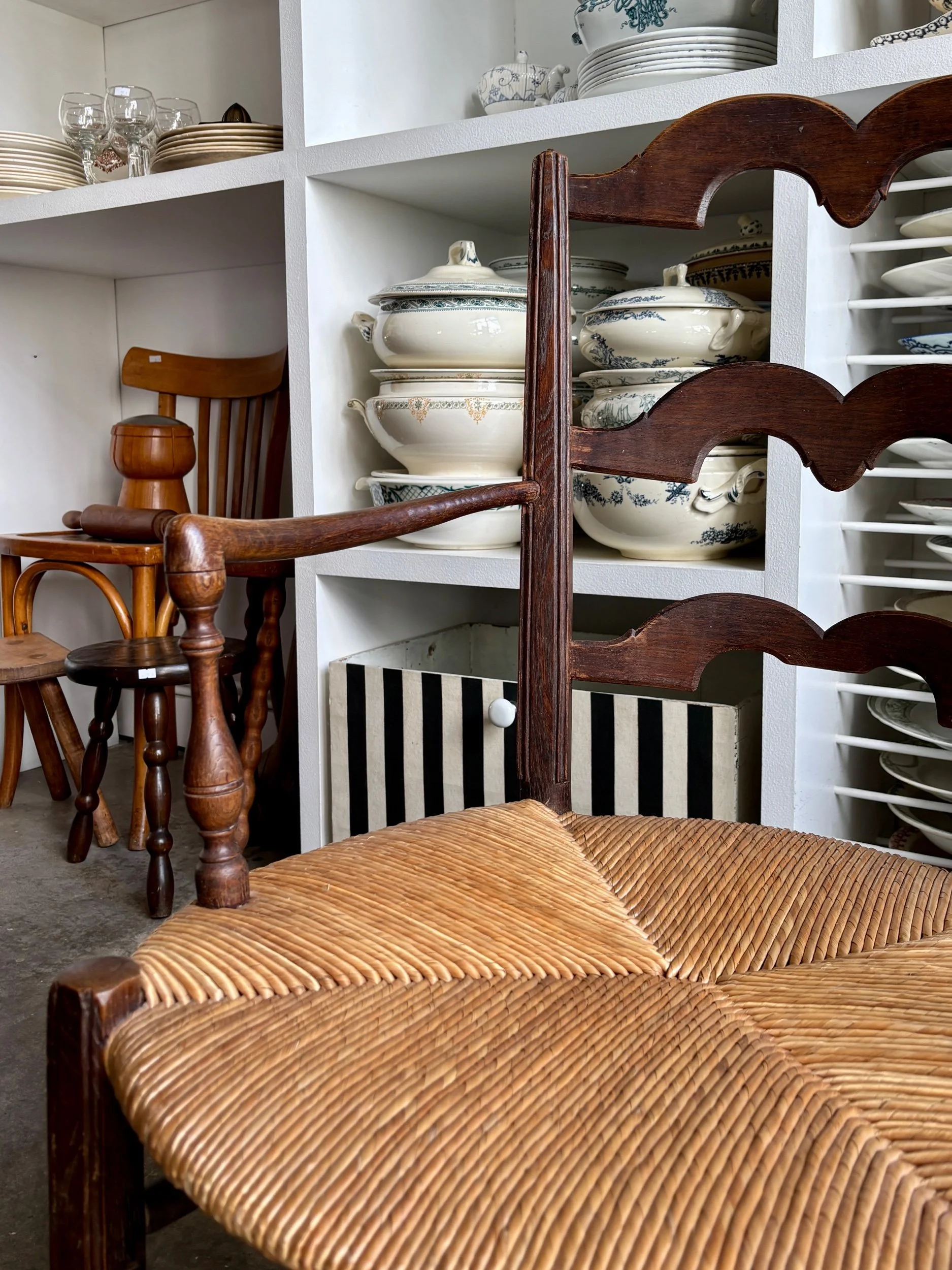 fauteuil-nourrice-provencal-bois-paille-assise-vintage-axs-design-paris-france