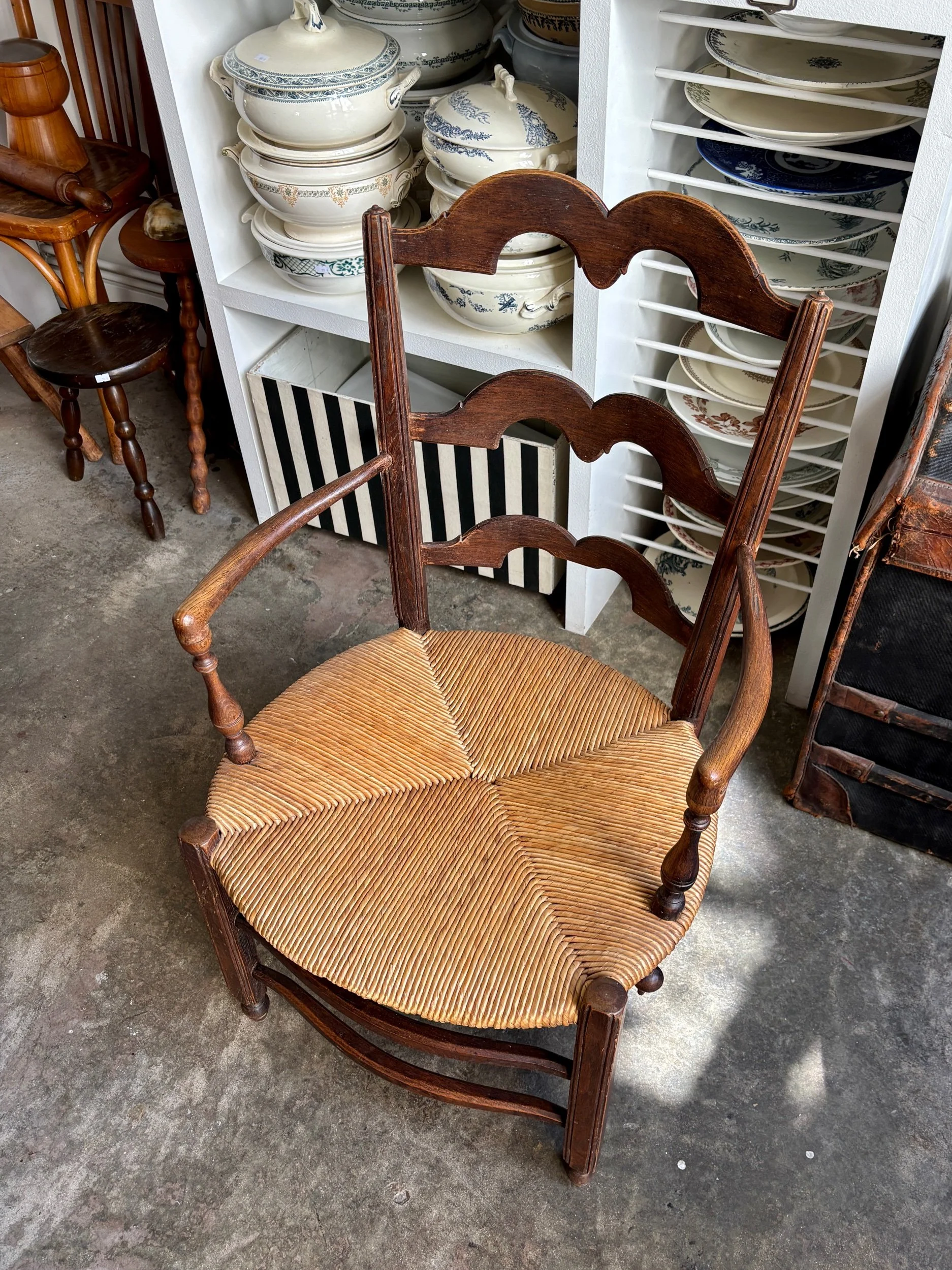 fauteuil-nourrice-provencal-bois-paille-assise-vintage-axs-design-paris-france