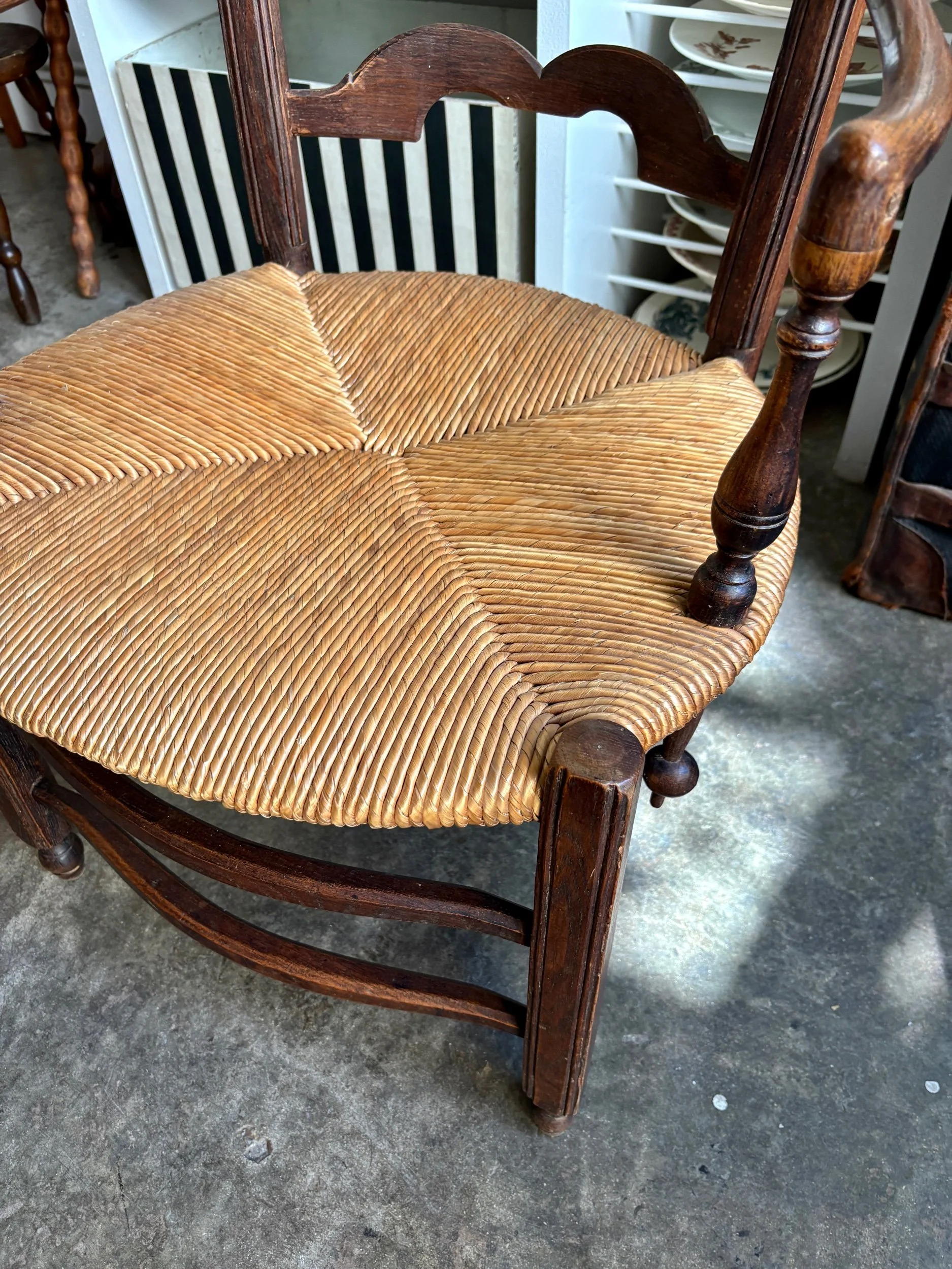 fauteuil-nourrice-provencal-bois-paille-assise-vintage-axs-design-paris-france