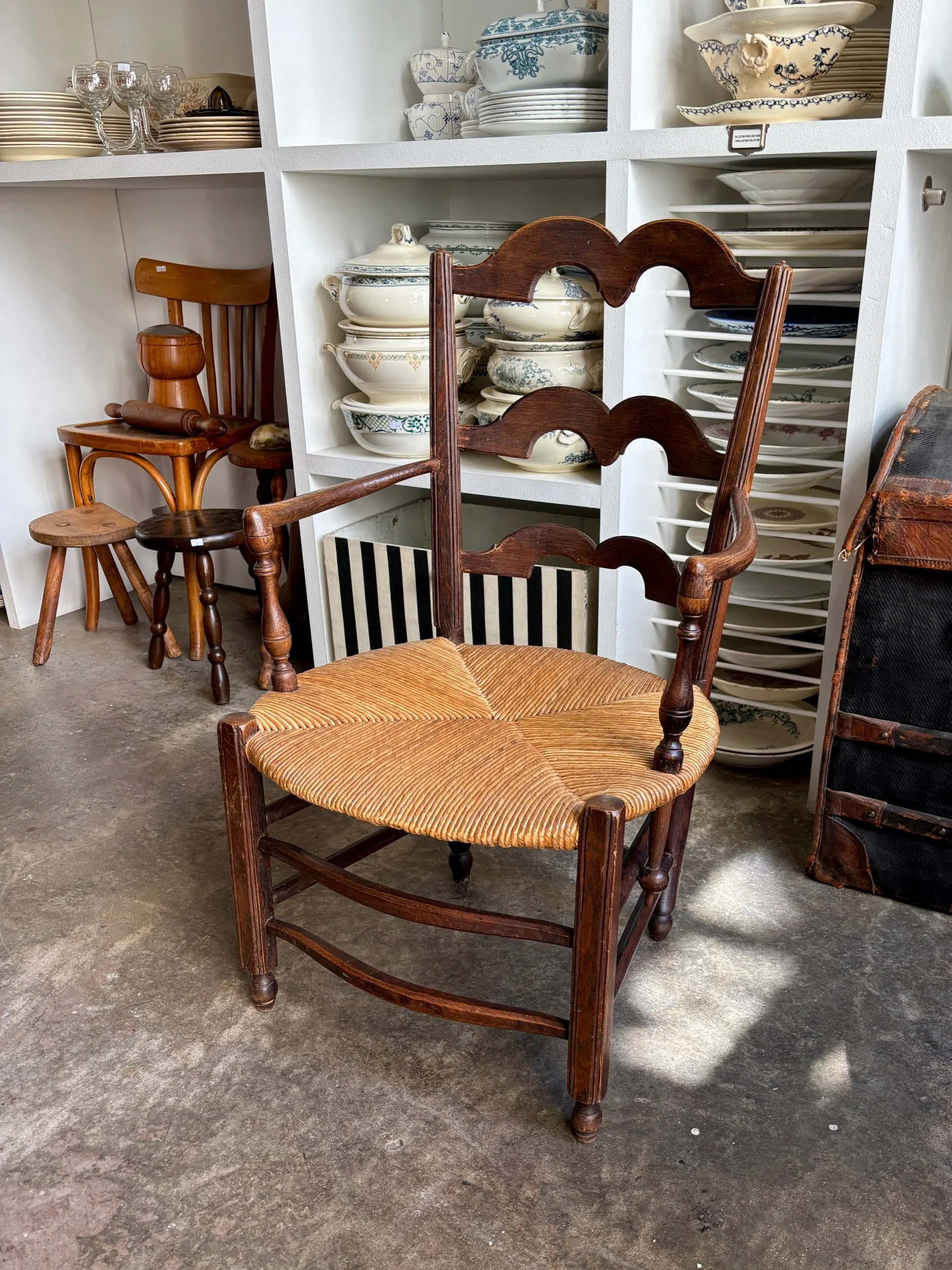 fauteuil-nourrice-provencal-bois-paille-assise-vintage-axs-design-paris-france