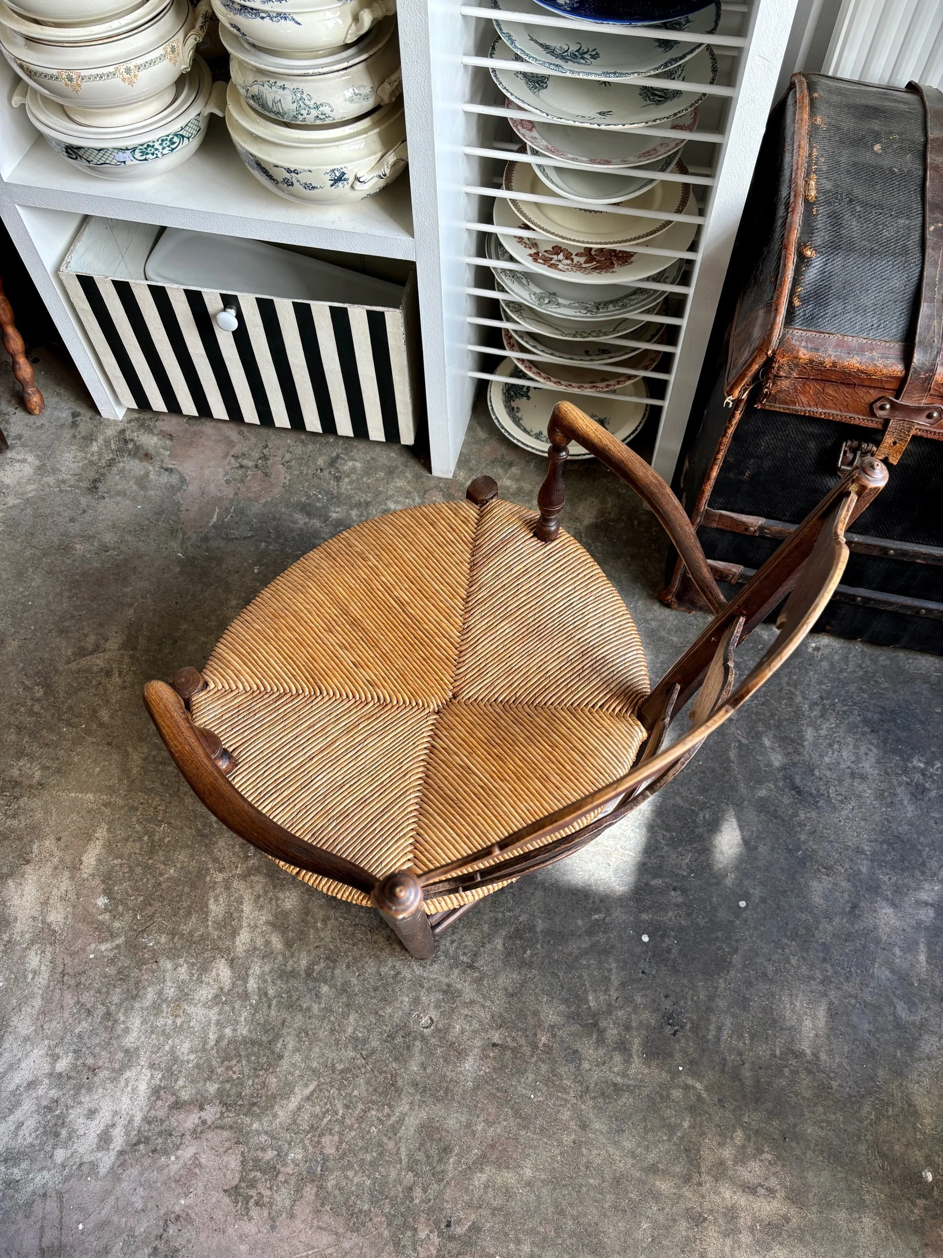fauteuil-nourrice-provencal-bois-paille-assise-vintage-axs-design-paris-france