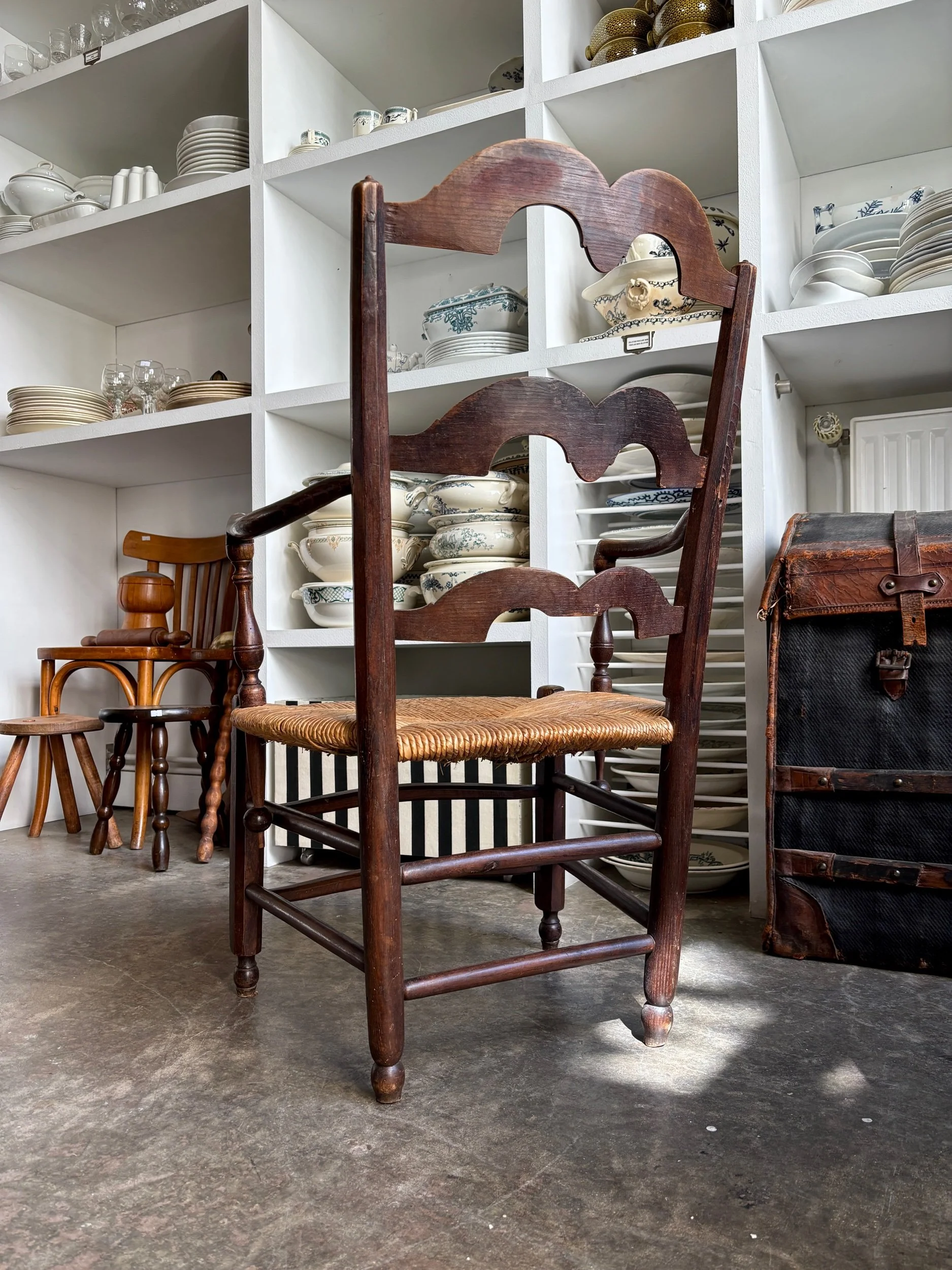 fauteuil-nourrice-provencal-bois-paille-assise-vintage-axs-design-paris-france