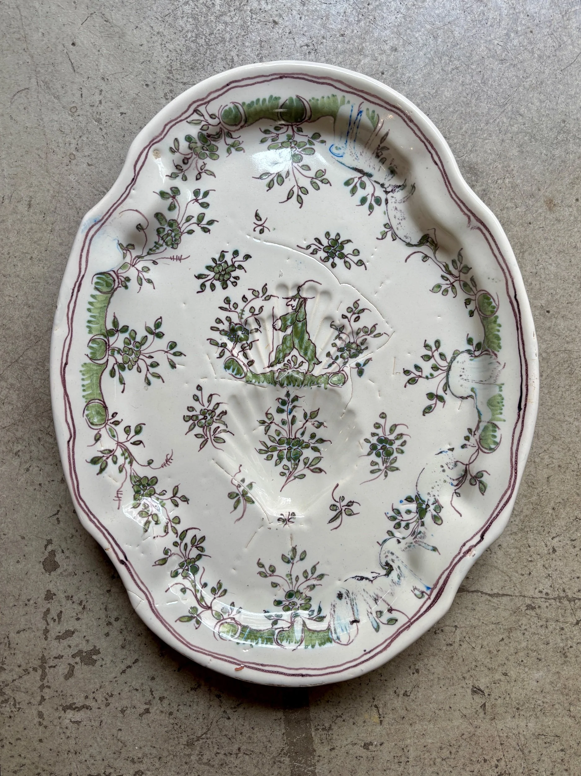 Plat ovale Moustiers en faïence écru et verte, XVIIIè s.