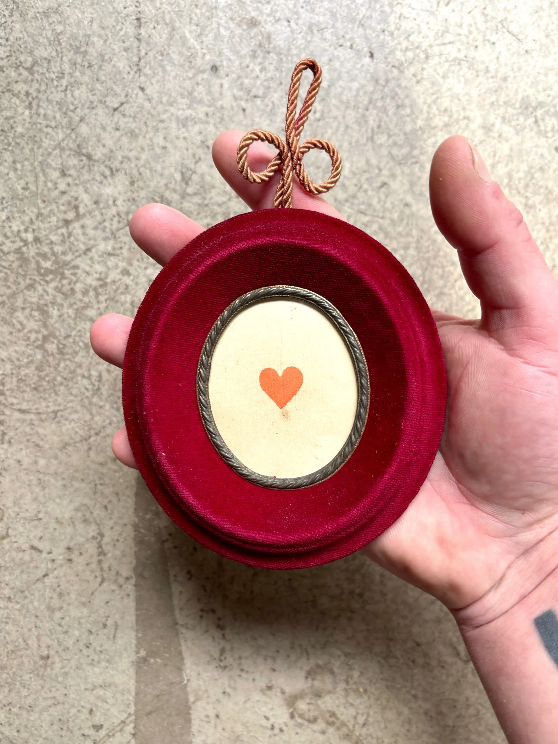 Cadre ovale en velours rouge et carte à jouer
