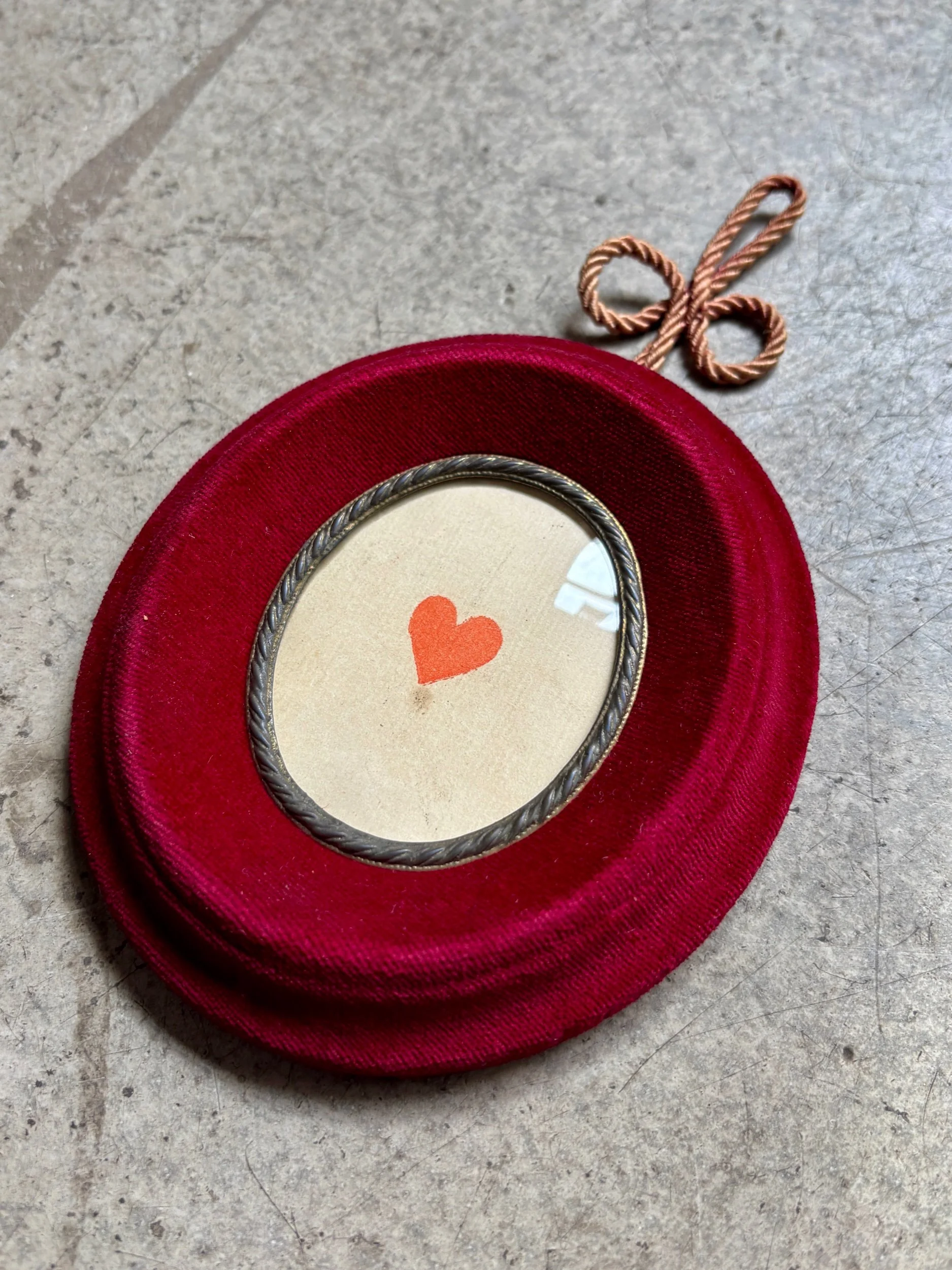 cadre-ovale-velours-rouge-carte-vintage-axs-design-paris-france