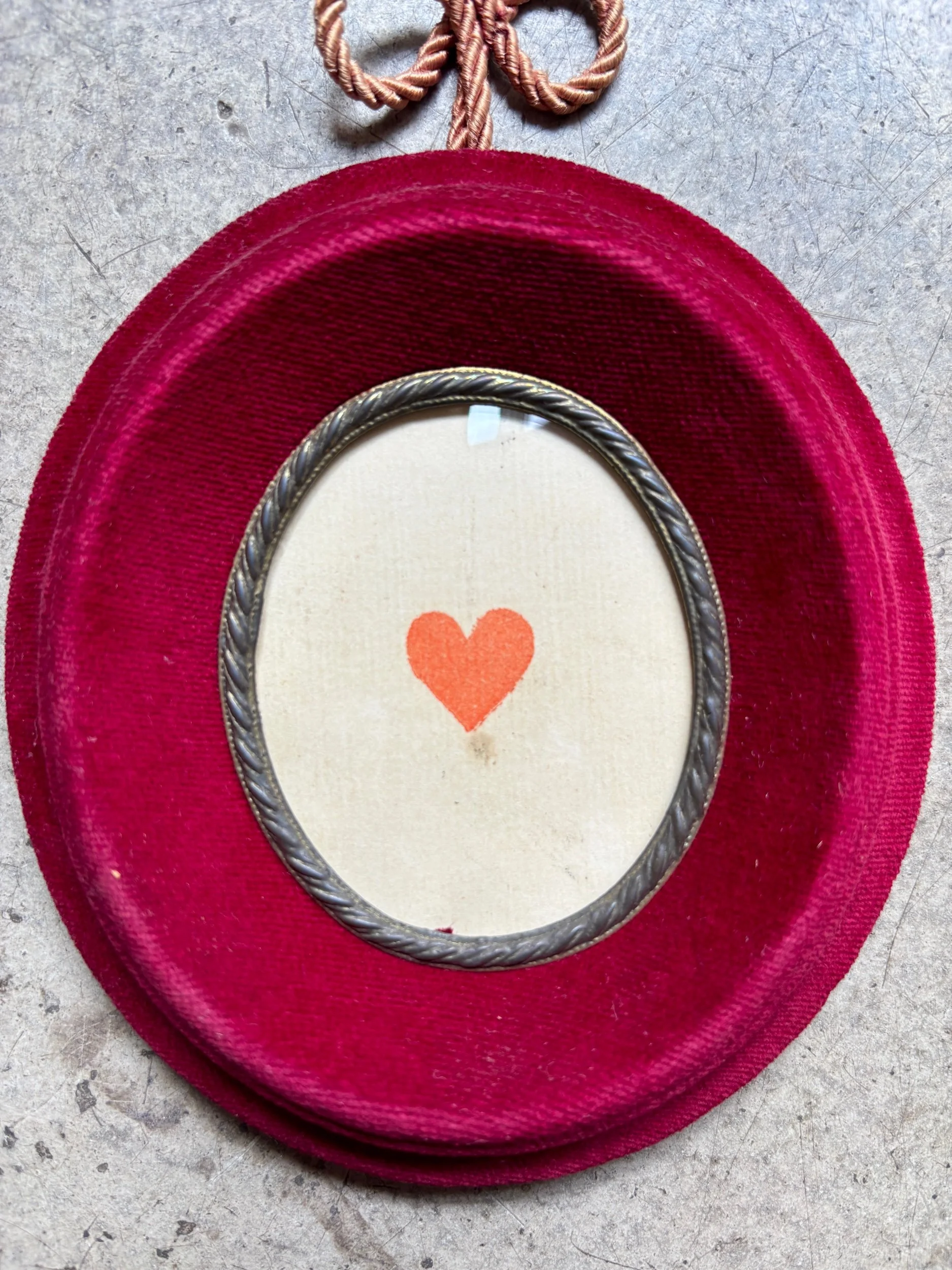 cadre-ovale-velours-rouge-carte-vintage-axs-design-paris-france