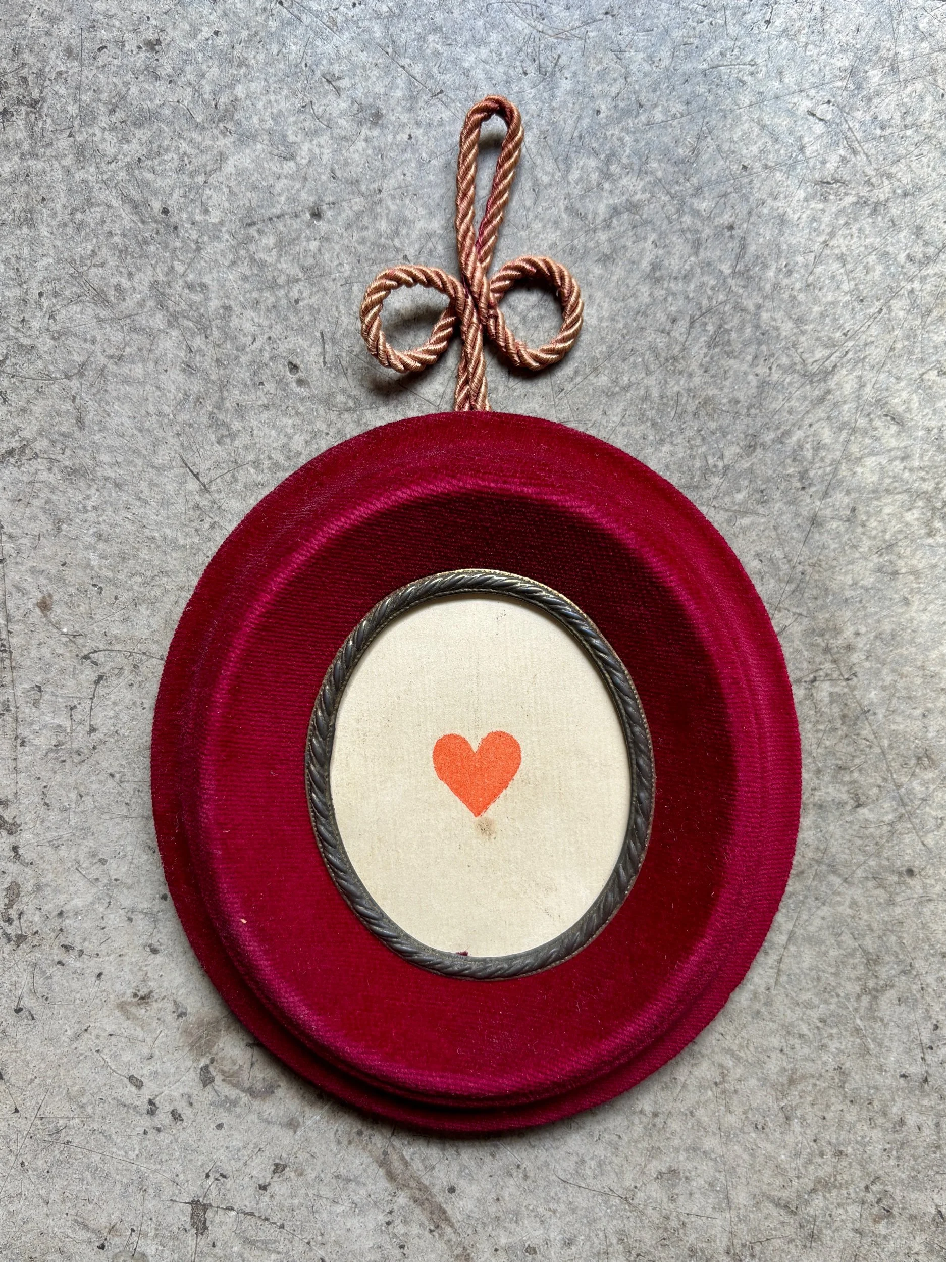 cadre-ovale-velours-rouge-carte-vintage-axs-design-paris-france