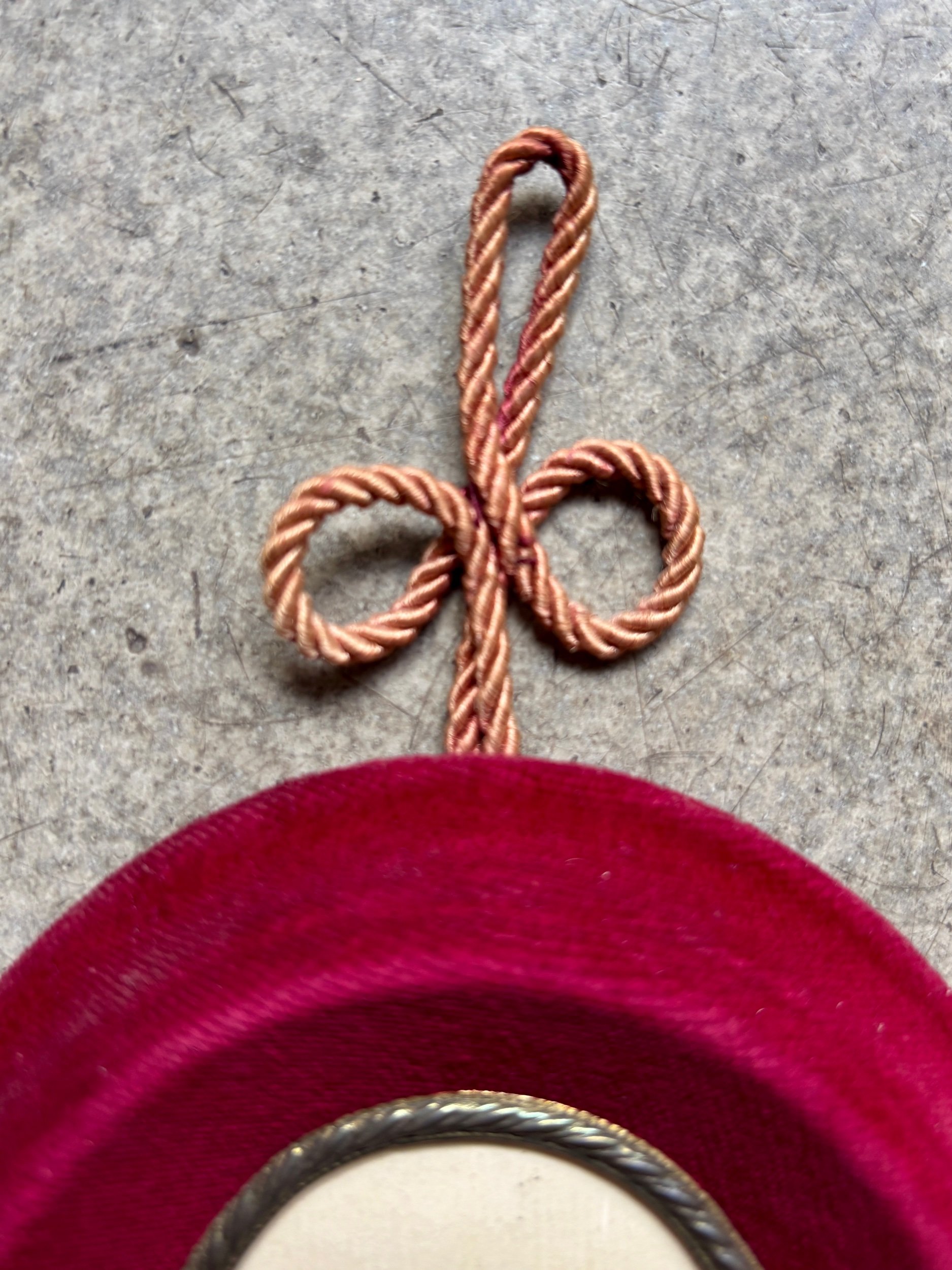 cadre-ovale-velours-rouge-carte-vintage-axs-design-paris-france