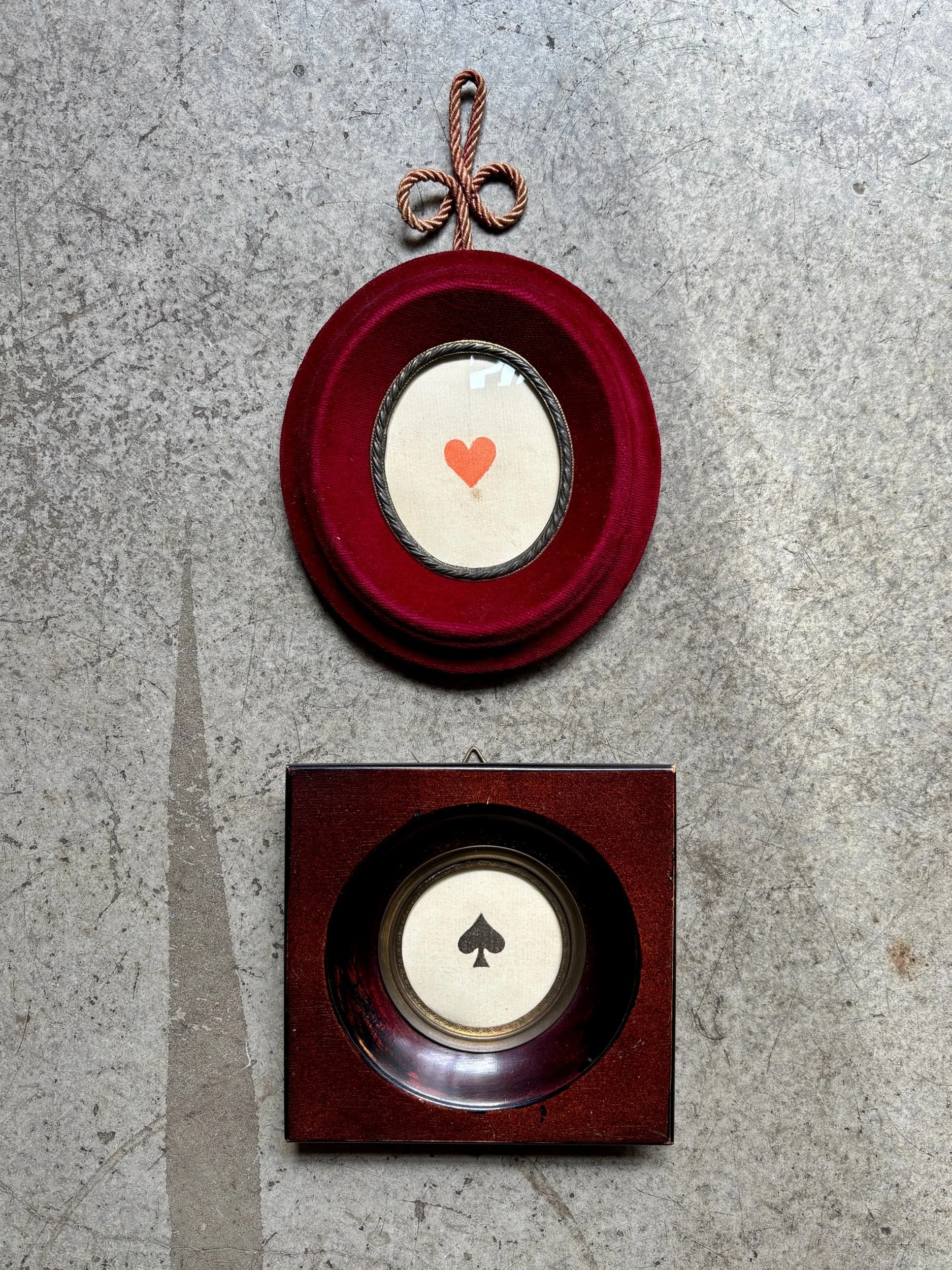 cadre-ovale-velours-rouge-carte-vintage-axs-design-paris-france