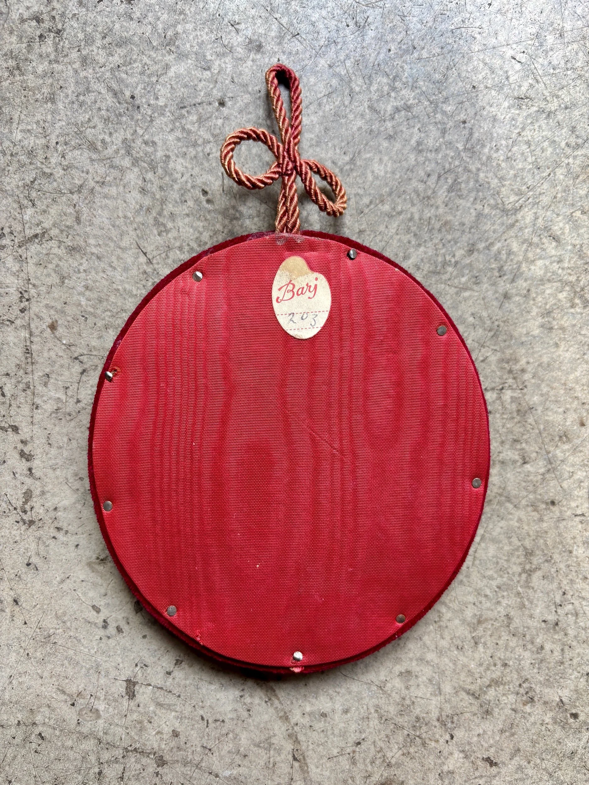 cadre-ovale-velours-rouge-carte-vintage-axs-design-paris-france