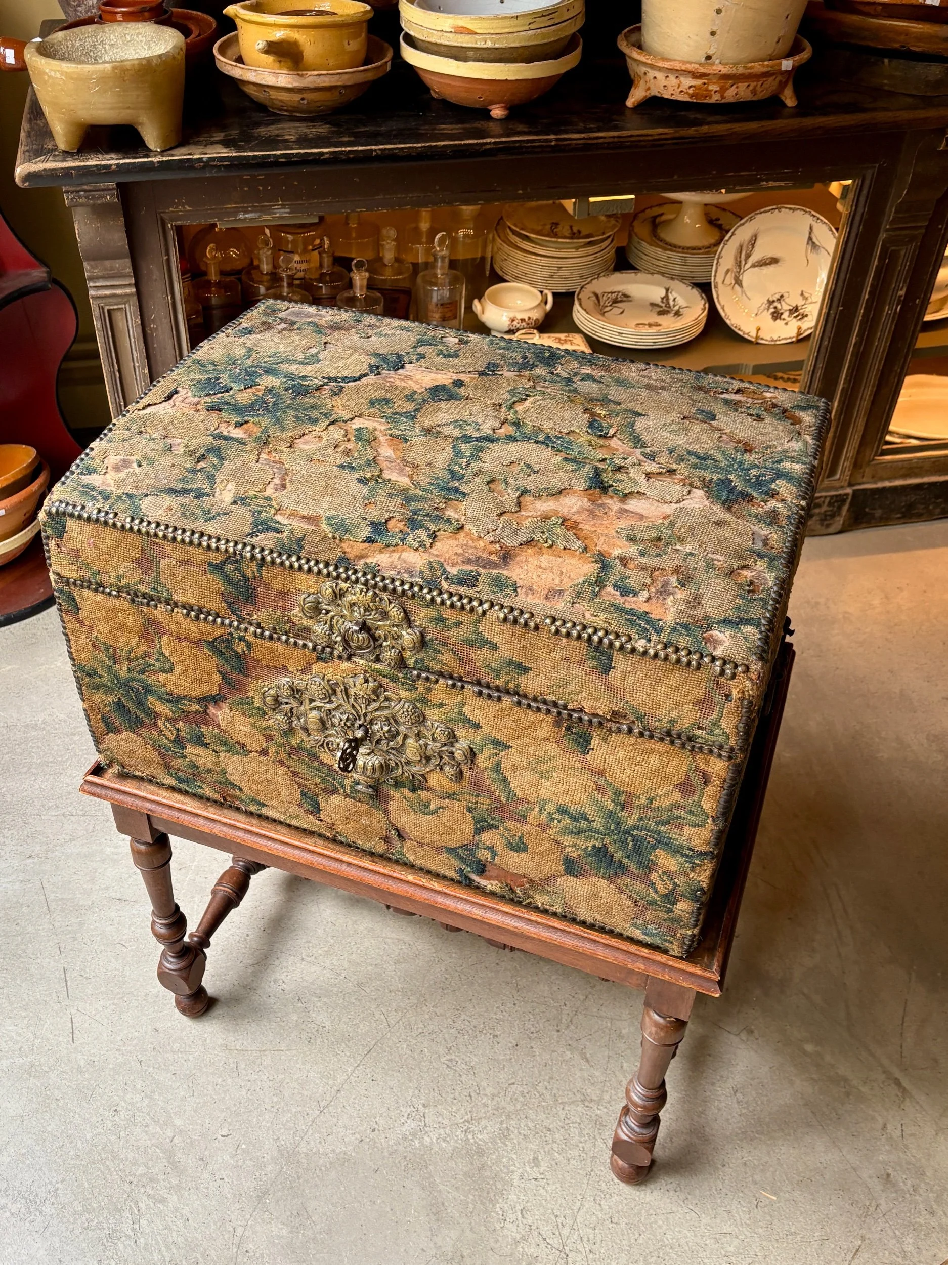 Malle en bois avec tapisserie d'Aubusson et réhausse en bois foncé