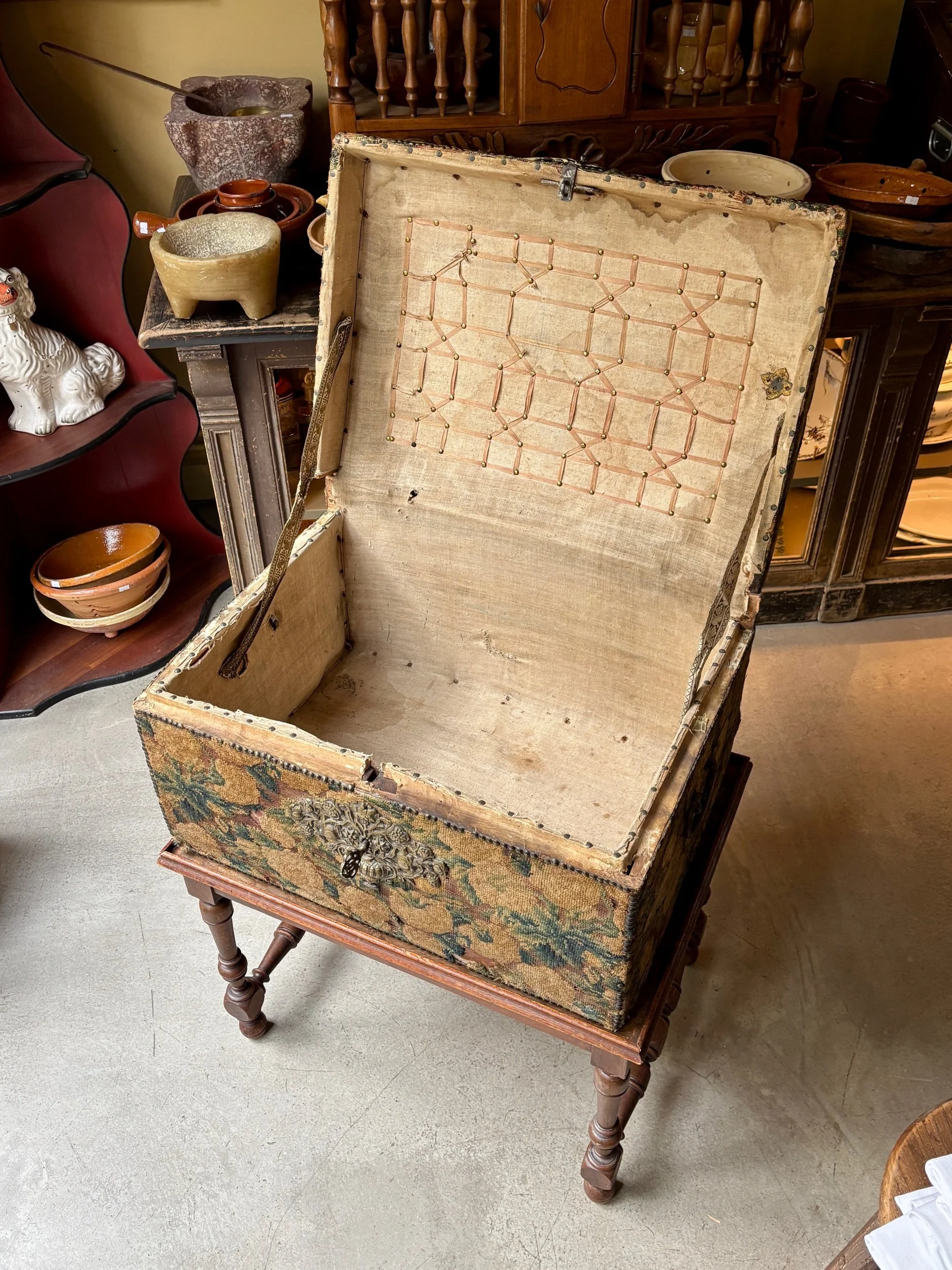 malle-bois-tapisserie-aubusson-meuble-rangement-vintage-axs-design-paris-france