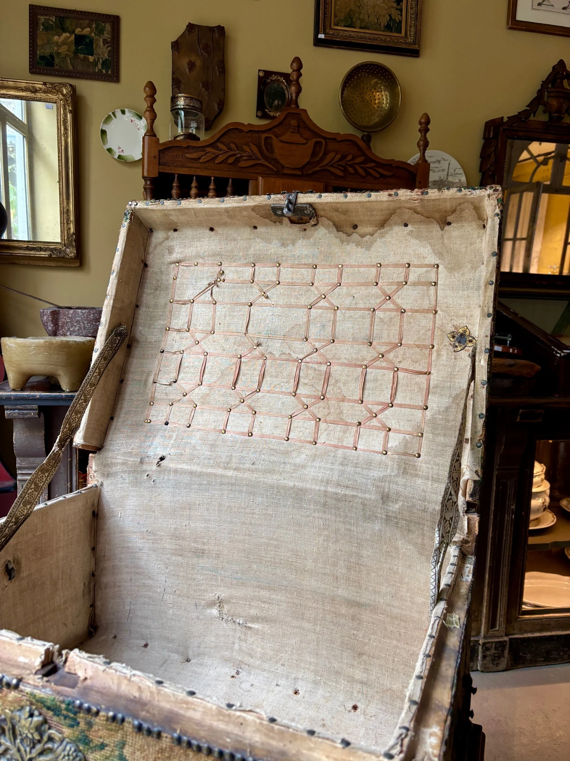 malle-bois-tapisserie-aubusson-meuble-rangement-vintage-axs-design-paris-france