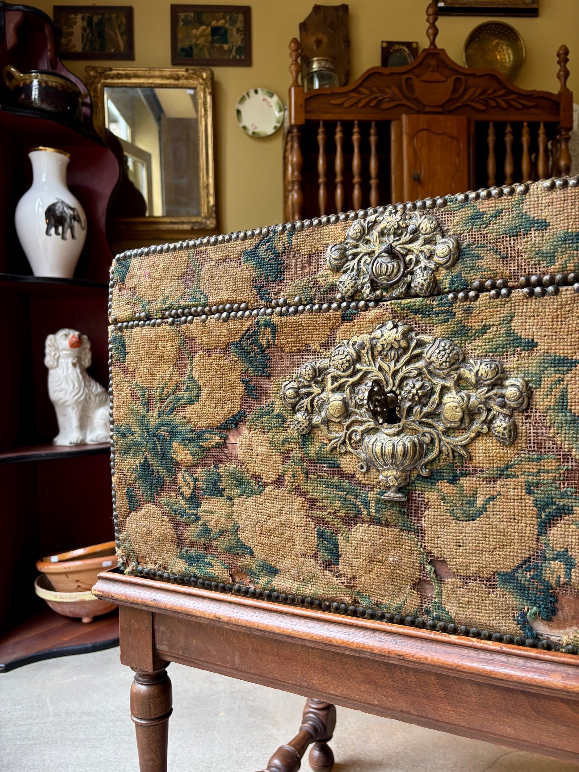 malle-bois-tapisserie-aubusson-meuble-rangement-vintage-axs-design-paris-france