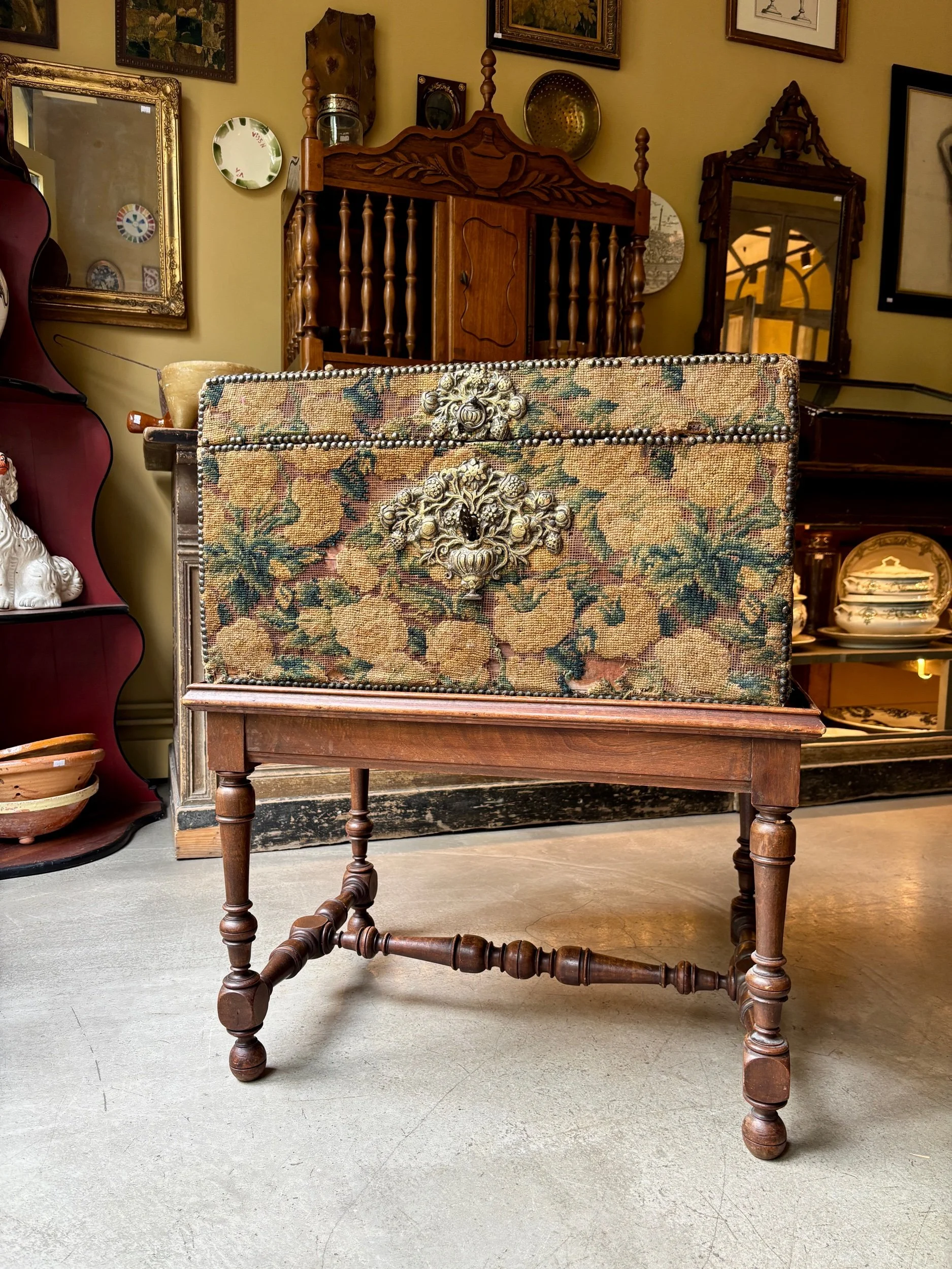 malle-bois-tapisserie-aubusson-meuble-rangement-vintage-axs-design-paris-france