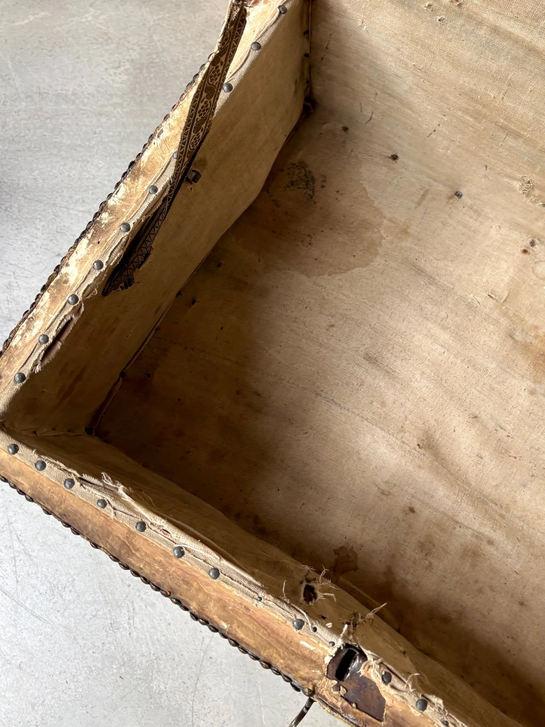 malle-bois-tapisserie-aubusson-meuble-rangement-vintage-axs-design-paris-france