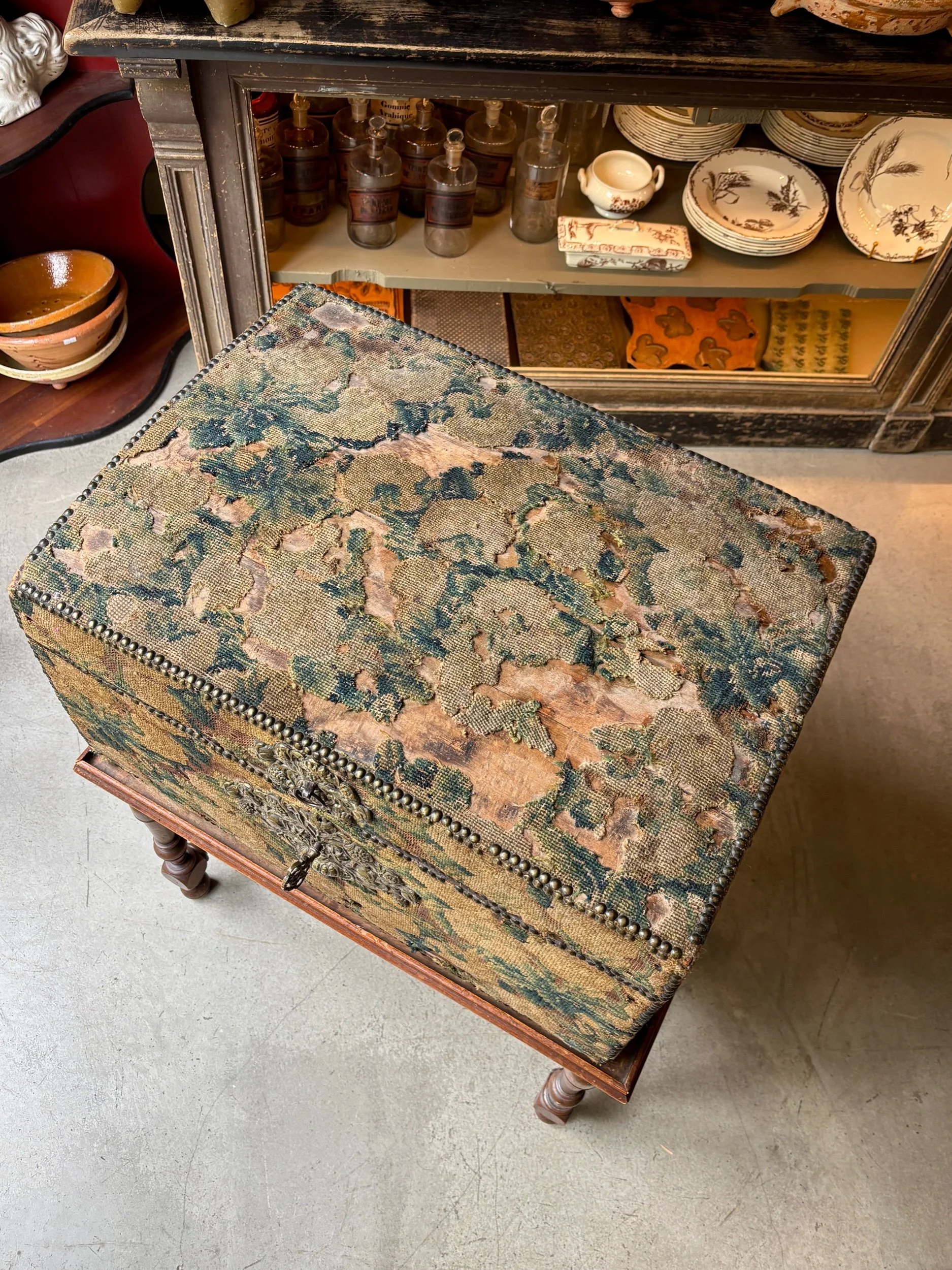 malle-bois-tapisserie-aubusson-meuble-rangement-vintage-axs-design-paris-france