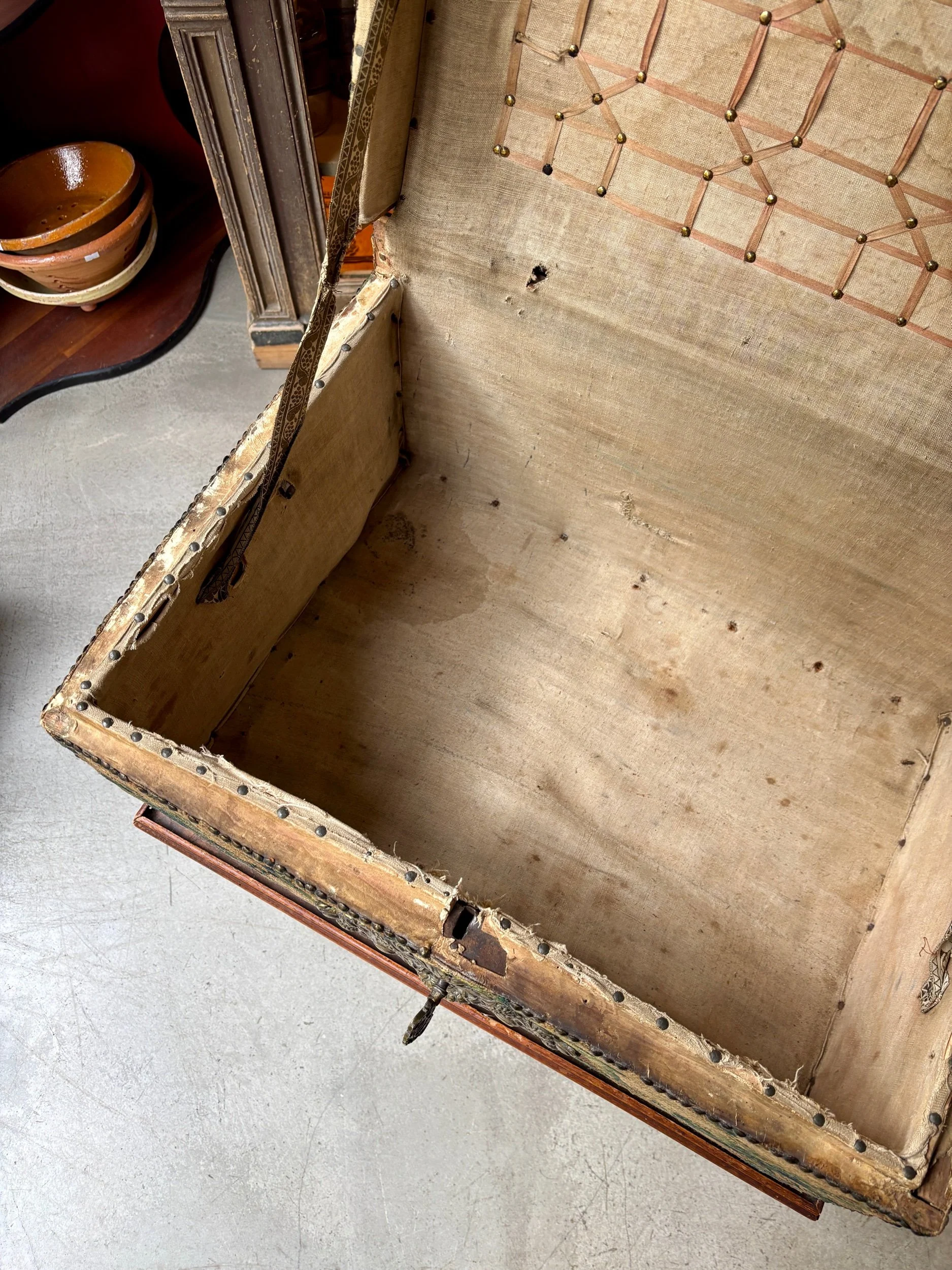 malle-bois-tapisserie-aubusson-meuble-rangement-vintage-axs-design-paris-france