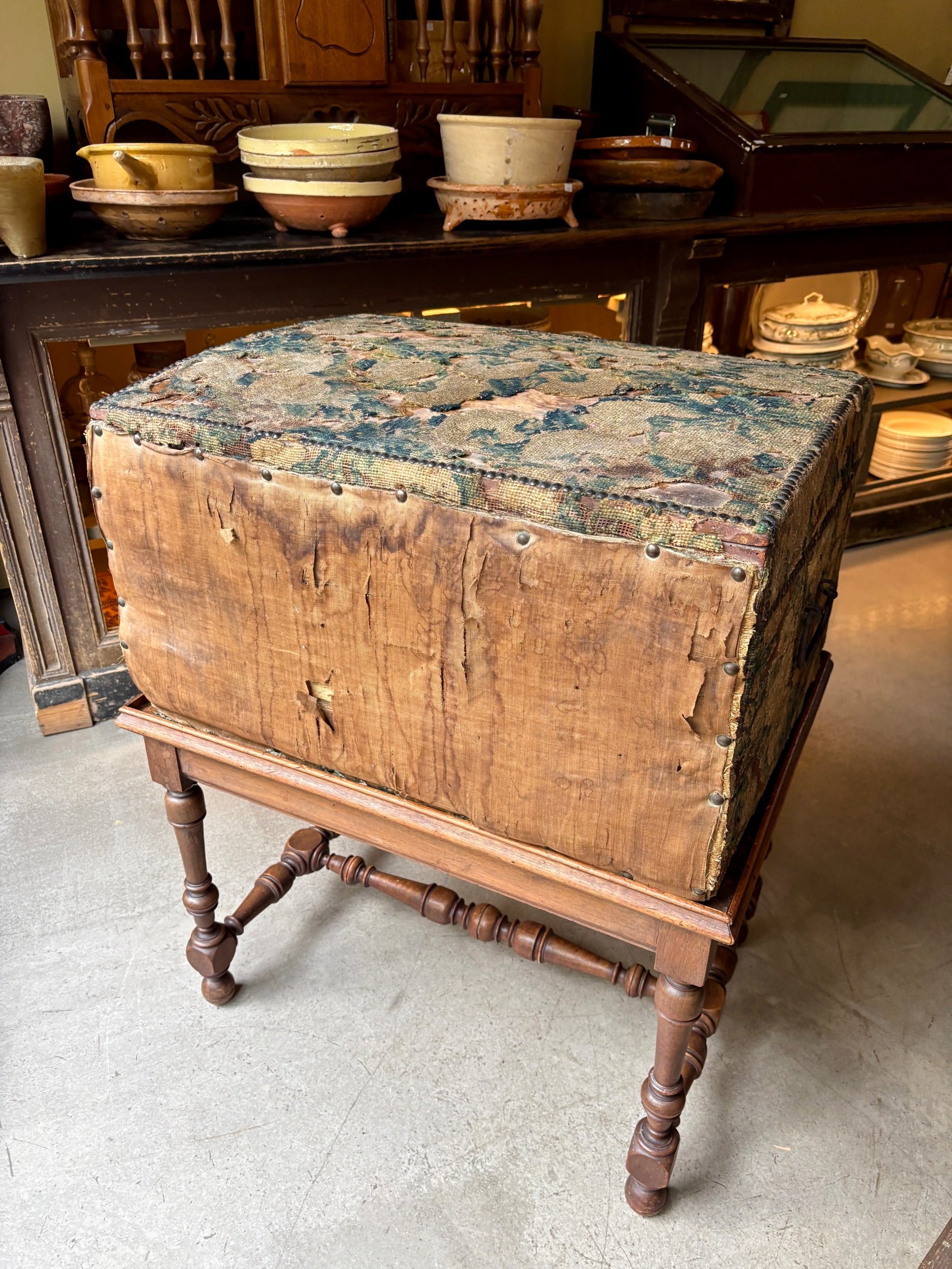 malle-bois-tapisserie-aubusson-meuble-rangement-vintage-axs-design-paris-france