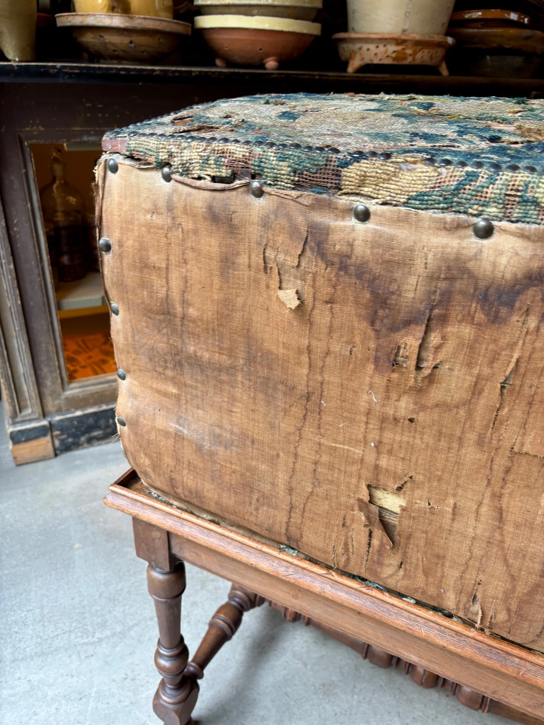 malle-bois-tapisserie-aubusson-meuble-rangement-vintage-axs-design-paris-france