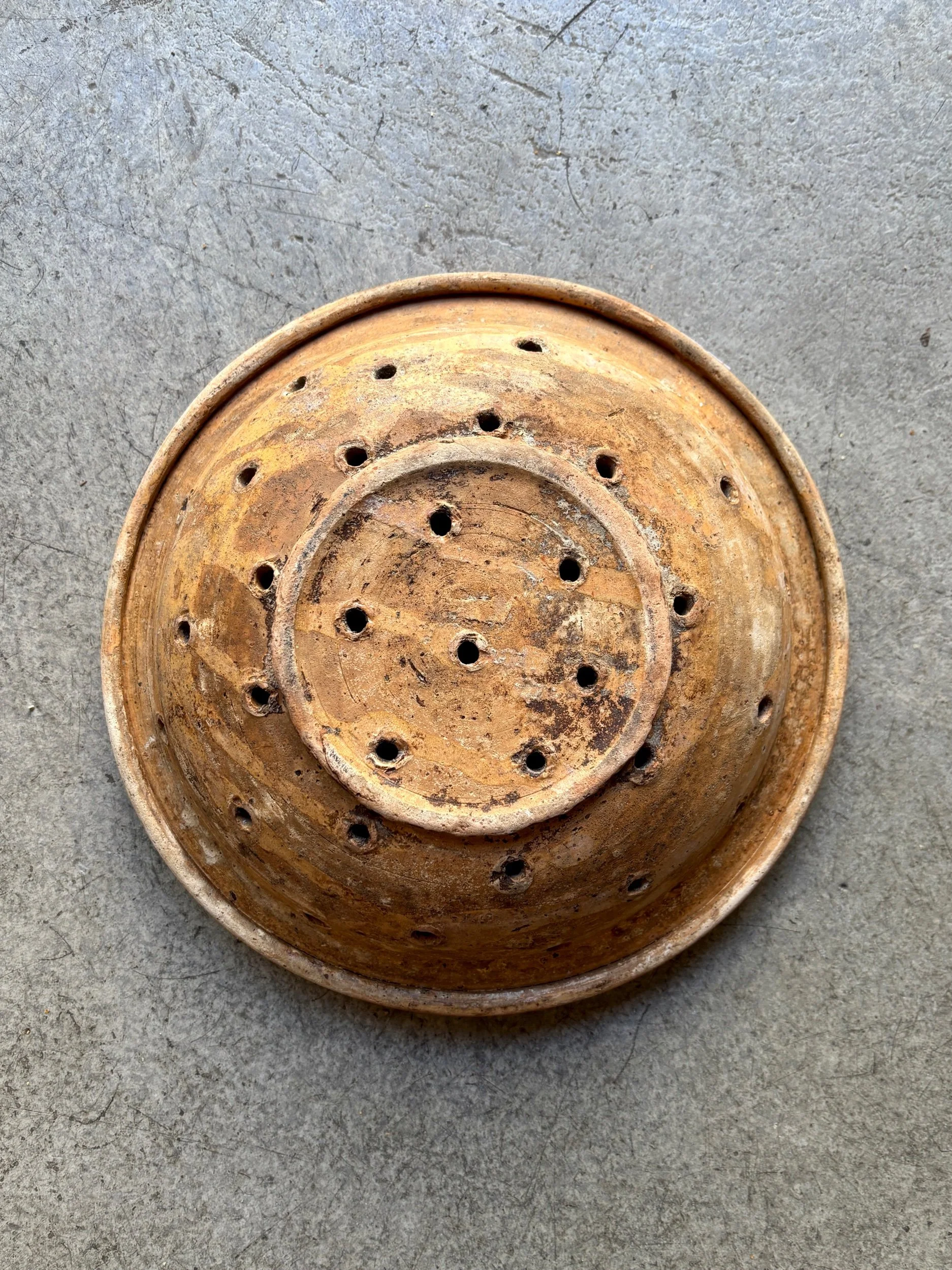 passoire-terre-cuite-1-ocre-vaisselle-vintage-axs-design-paris-france