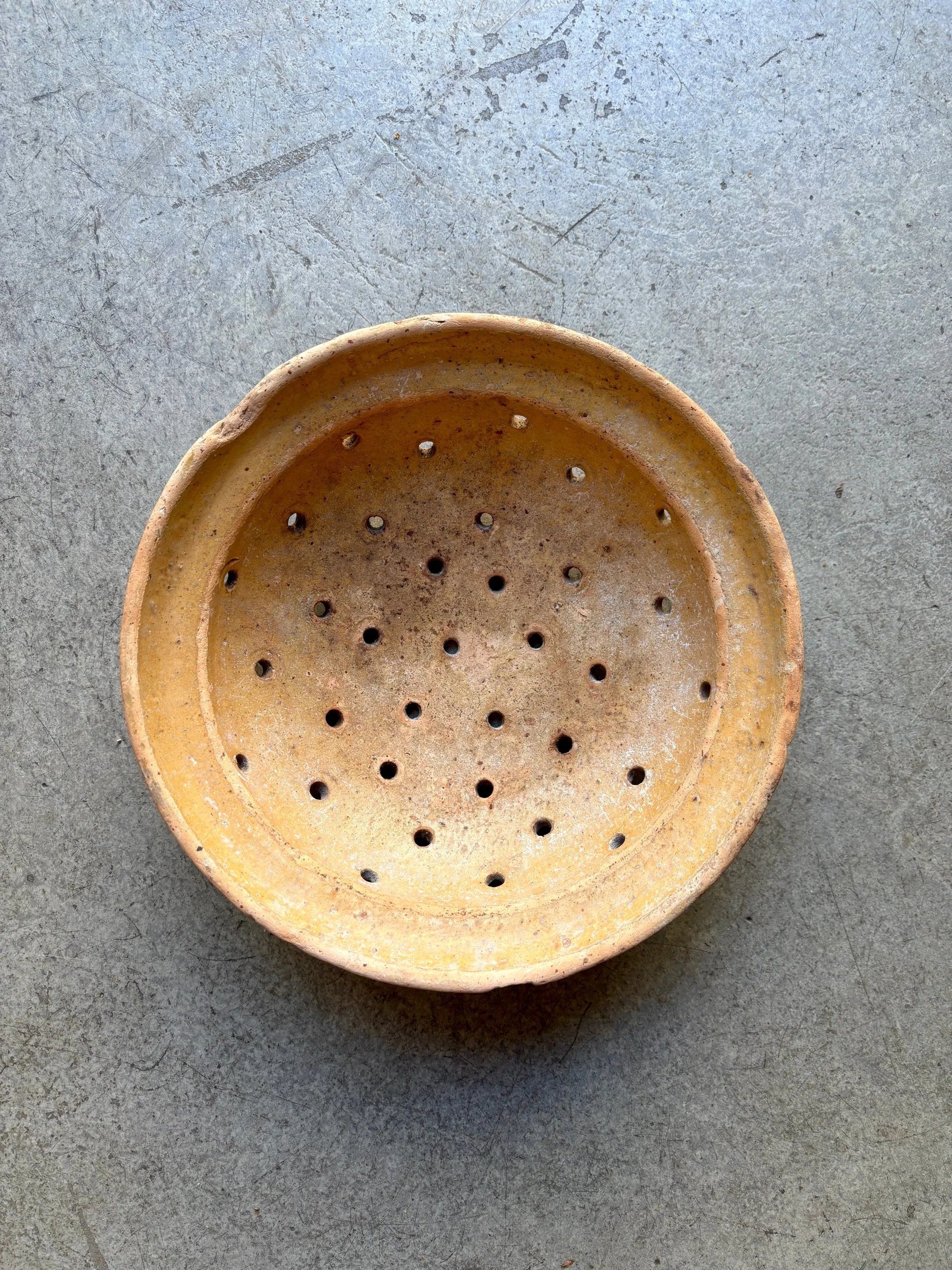 passoire-terre-cuite-1-ocre-vaisselle-vintage-axs-design-paris-france