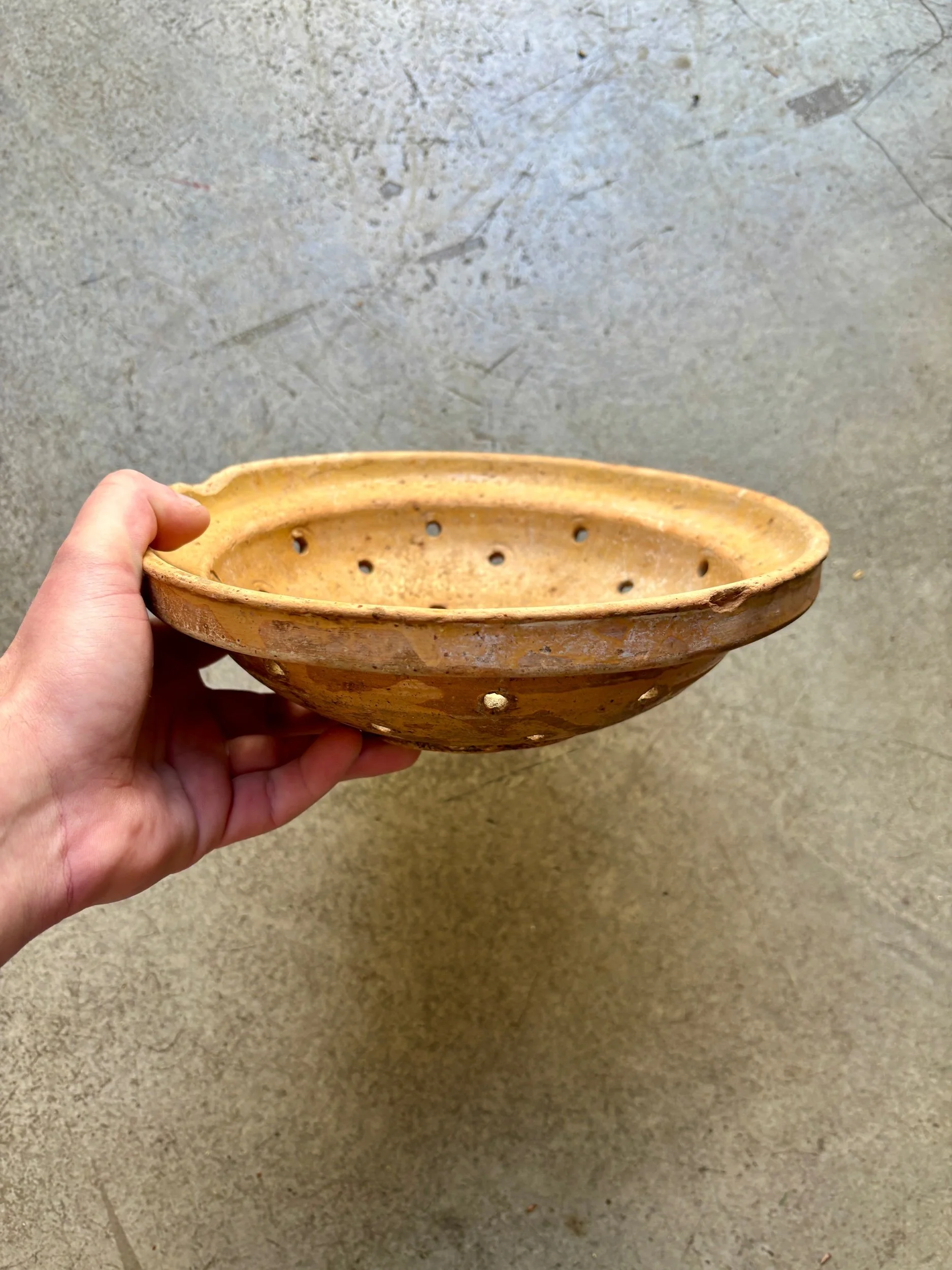 passoire-terre-cuite-1-ocre-vaisselle-vintage-axs-design-paris-france