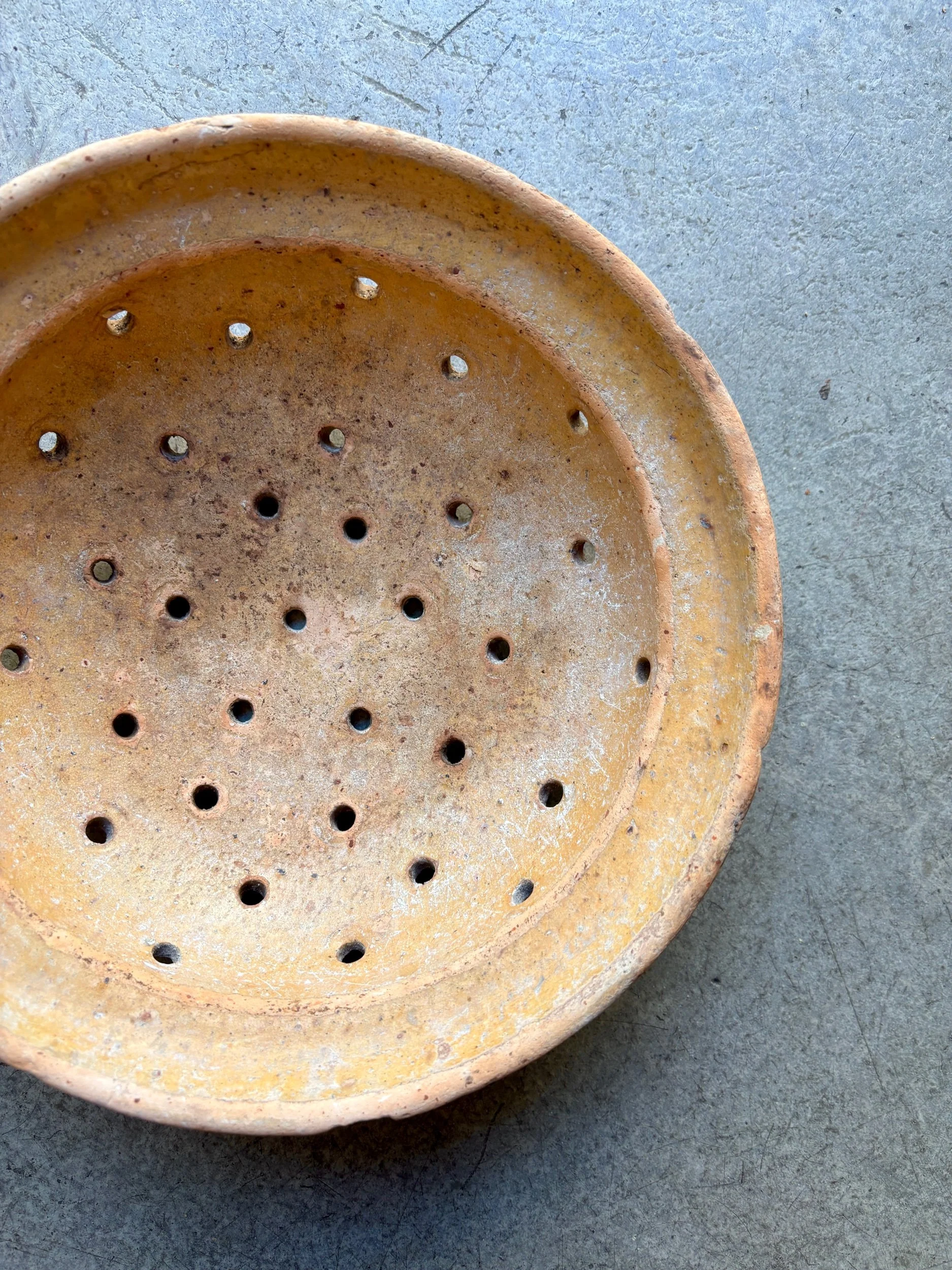 passoire-terre-cuite-1-ocre-vaisselle-vintage-axs-design-paris-france