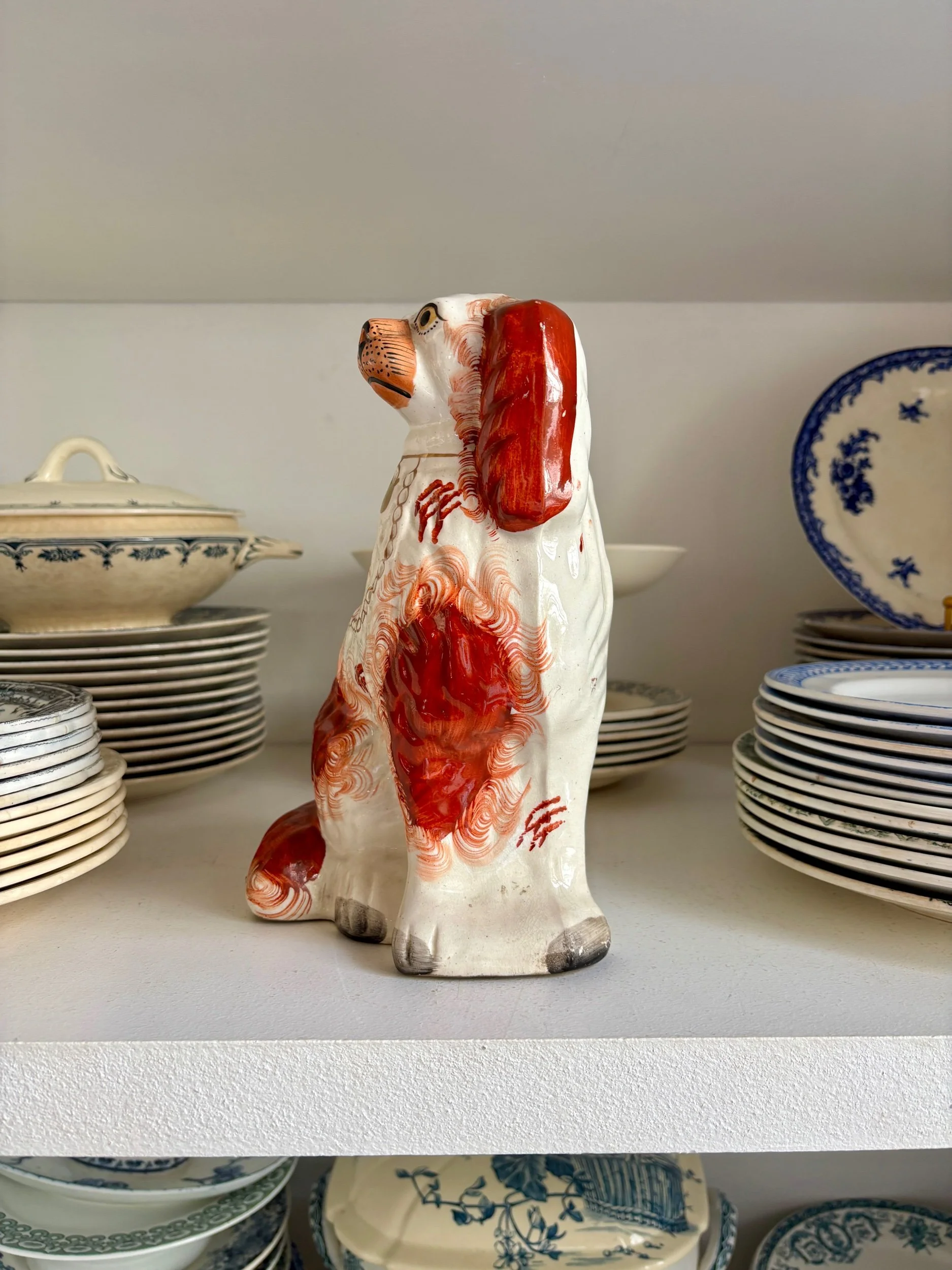 chien-cavalier-king-charles-2-faience-stafforshire-decoration-vintage-axs-design-paris-france