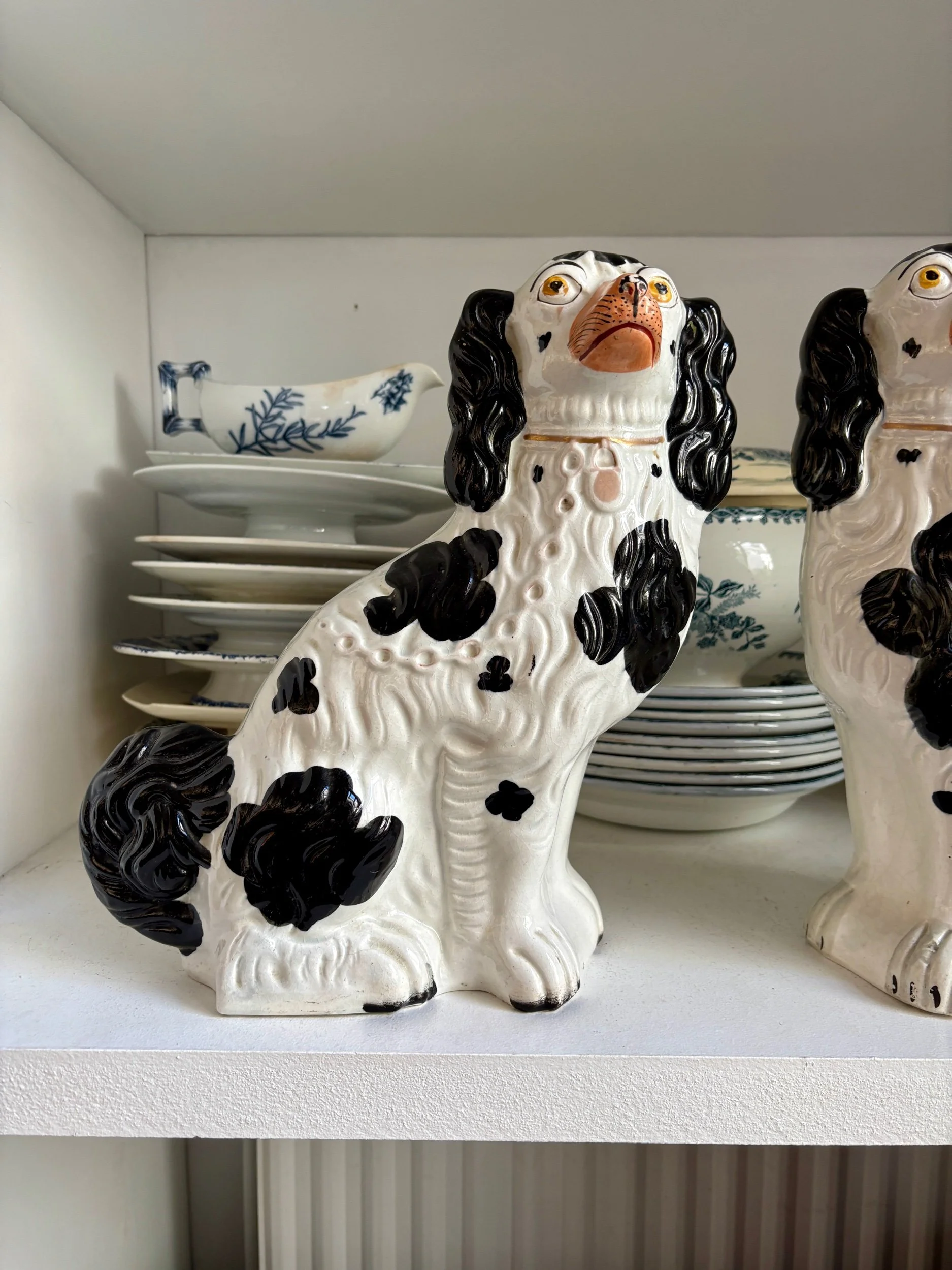 paire-chiens-cavalier-king-charles-staffordshire-noir-decoration-vintage-axs-design-paris-france