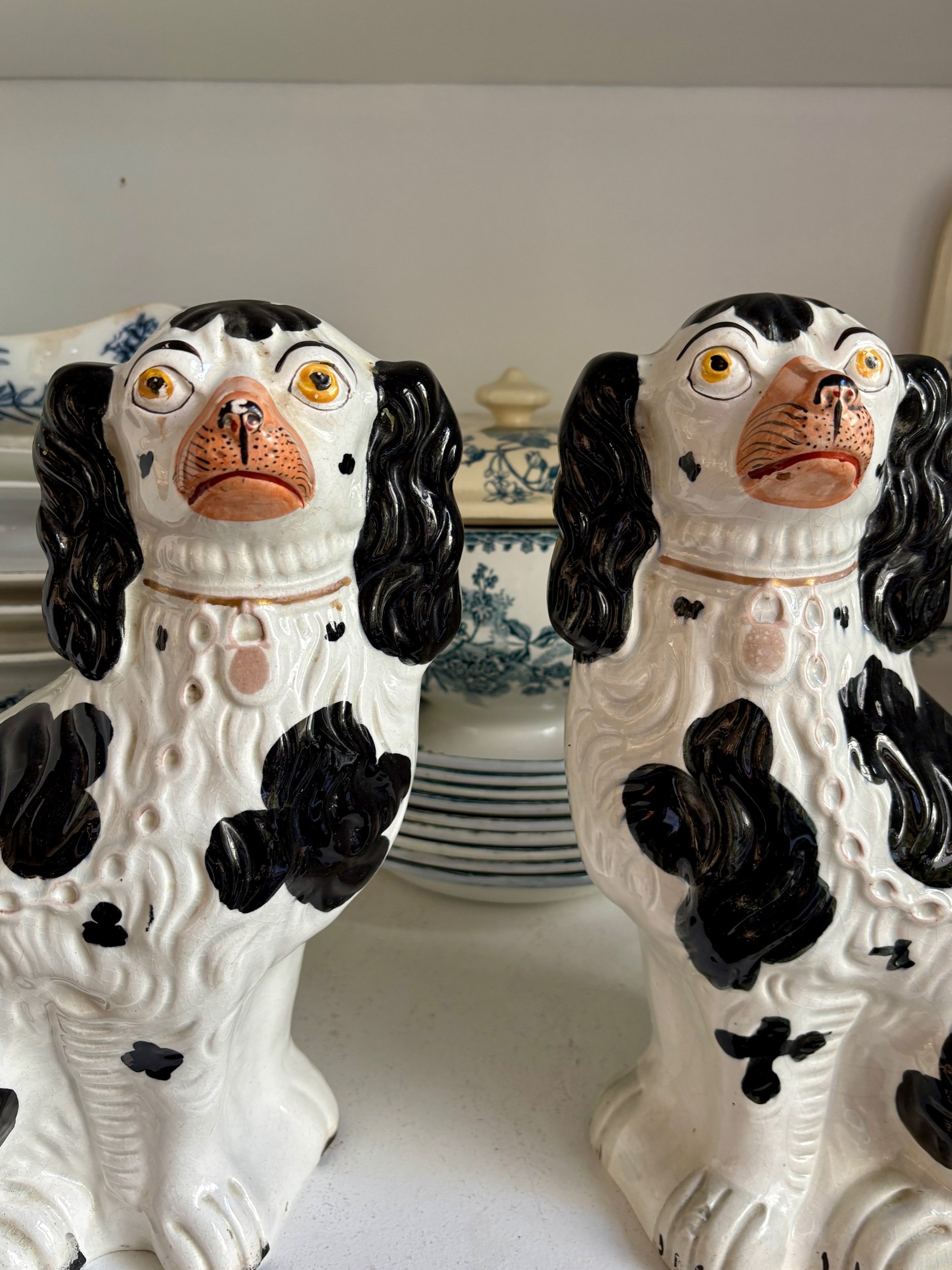 paire-chiens-cavalier-king-charles-staffordshire-noir-decoration-vintage-axs-design-paris-france