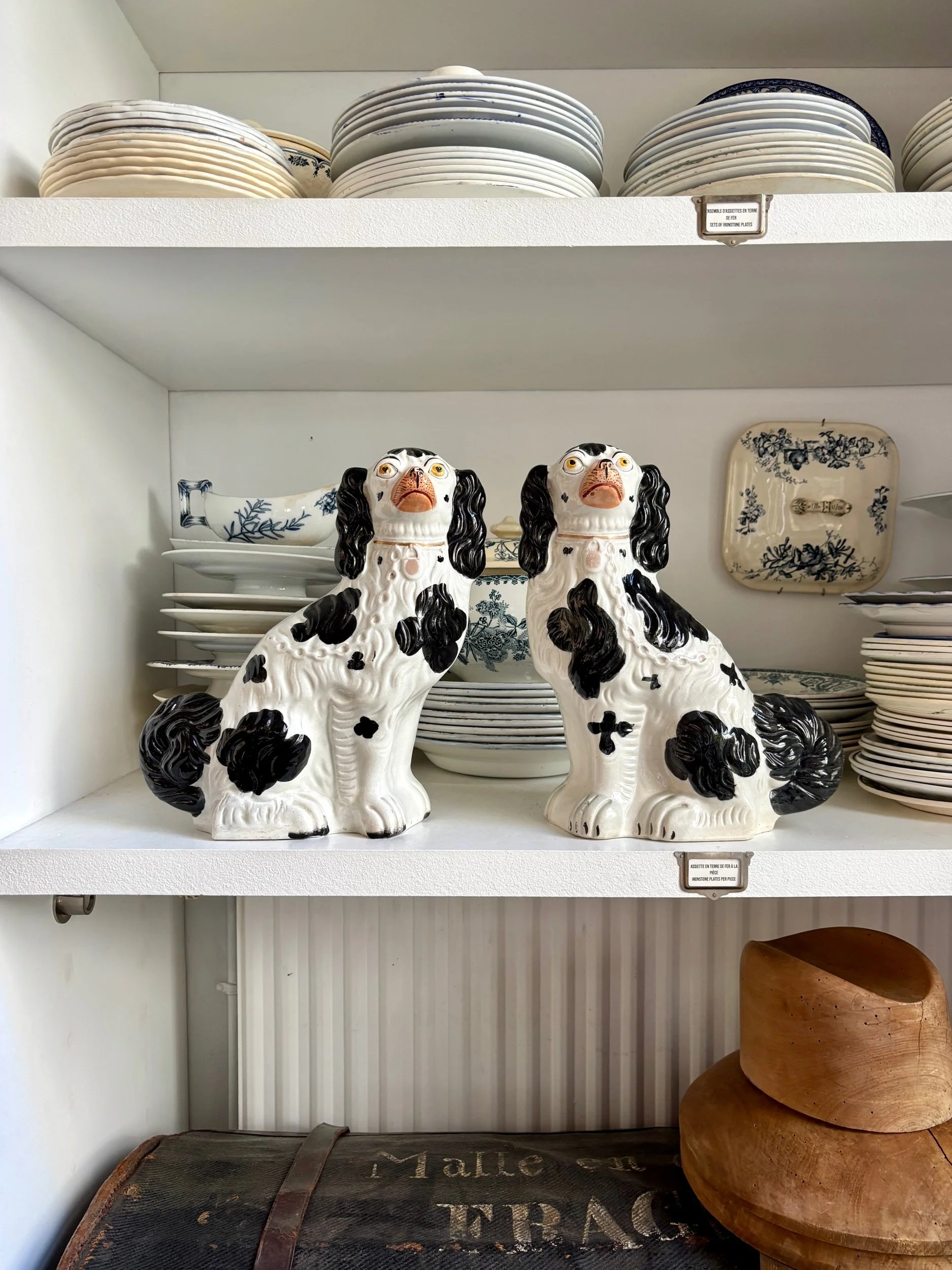 paire-chiens-cavalier-king-charles-staffordshire-noir-decoration-vintage-axs-design-paris-france