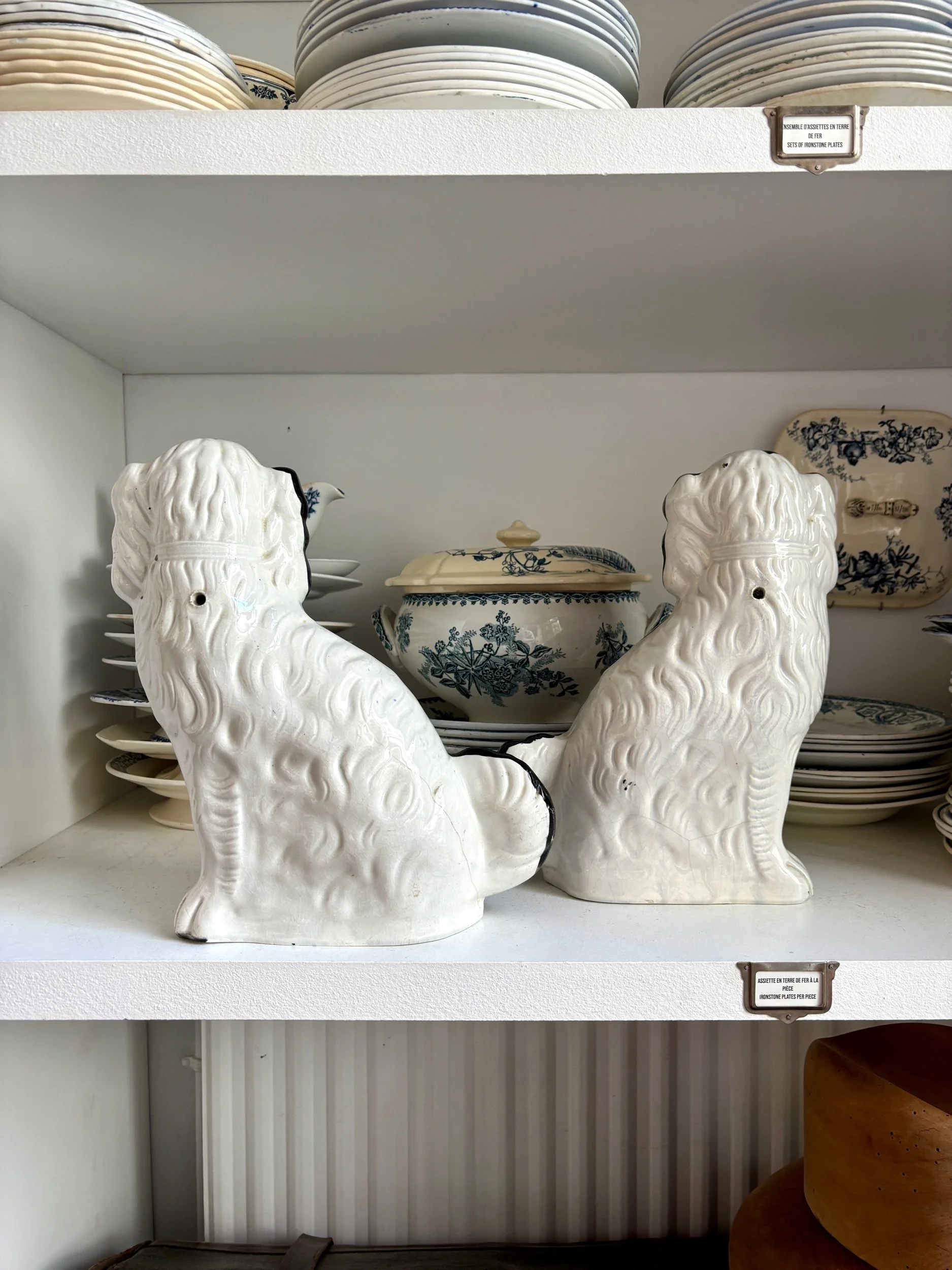 paire-chiens-cavalier-king-charles-staffordshire-noir-decoration-vintage-axs-design-paris-france
