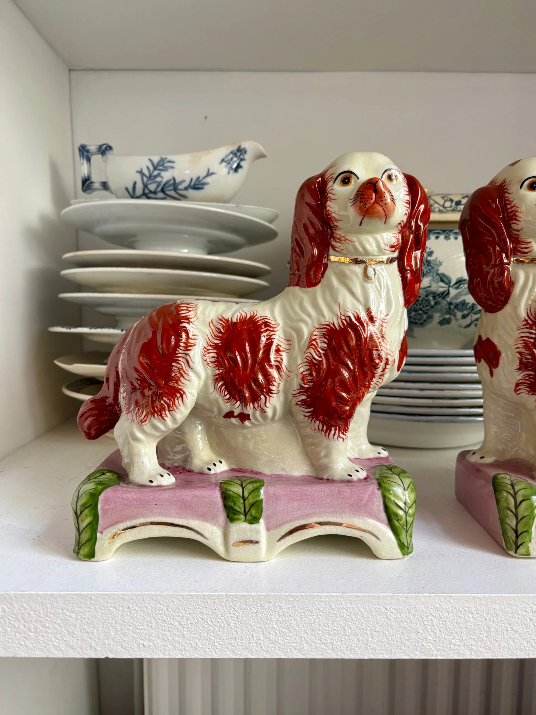 paire-chiens-cavalier-king-charles-faience-staffordshire-decoration-vintage-axs-design-paris-france