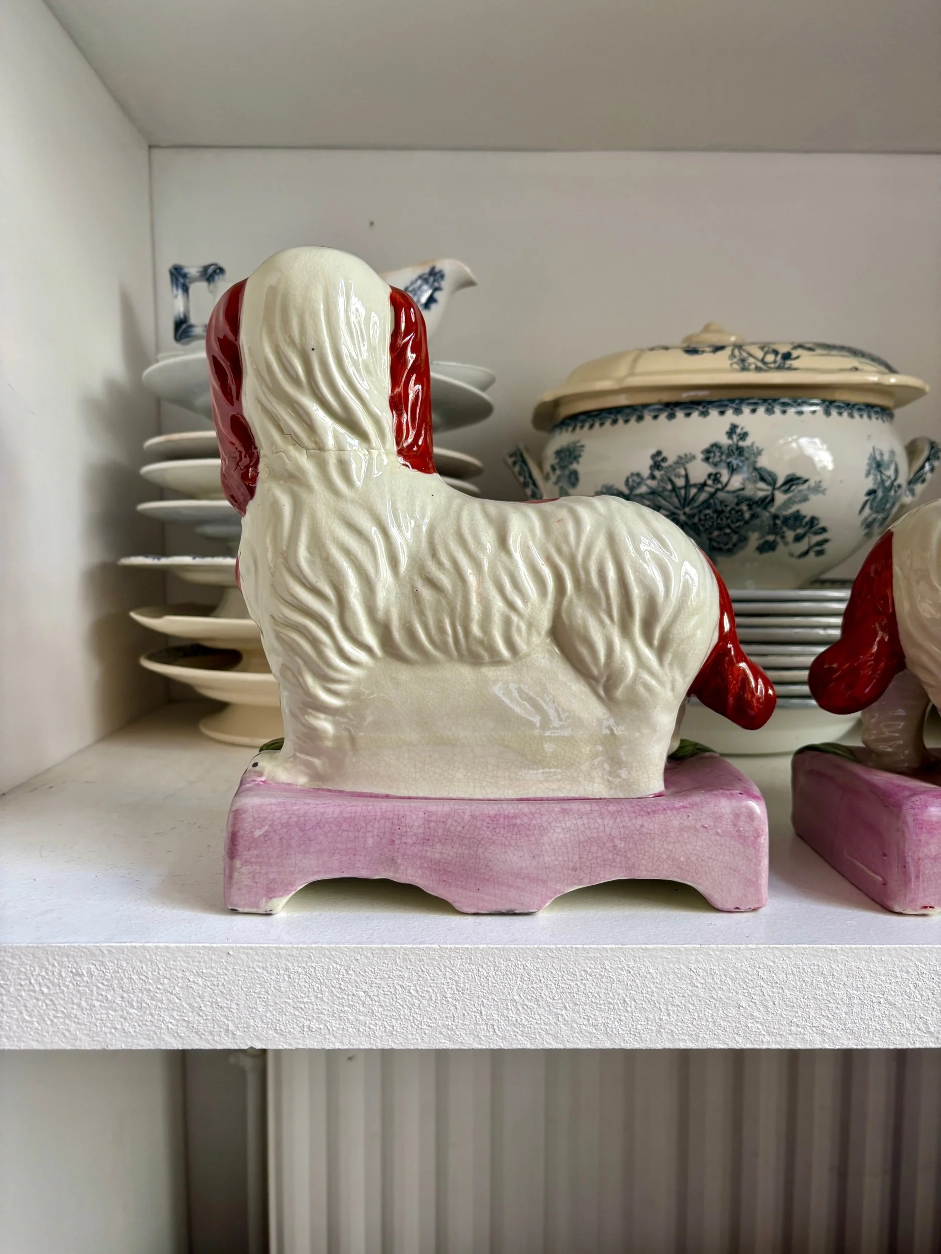 paire-chiens-cavalier-king-charles-faience-staffordshire-decoration-vintage-axs-design-paris-france